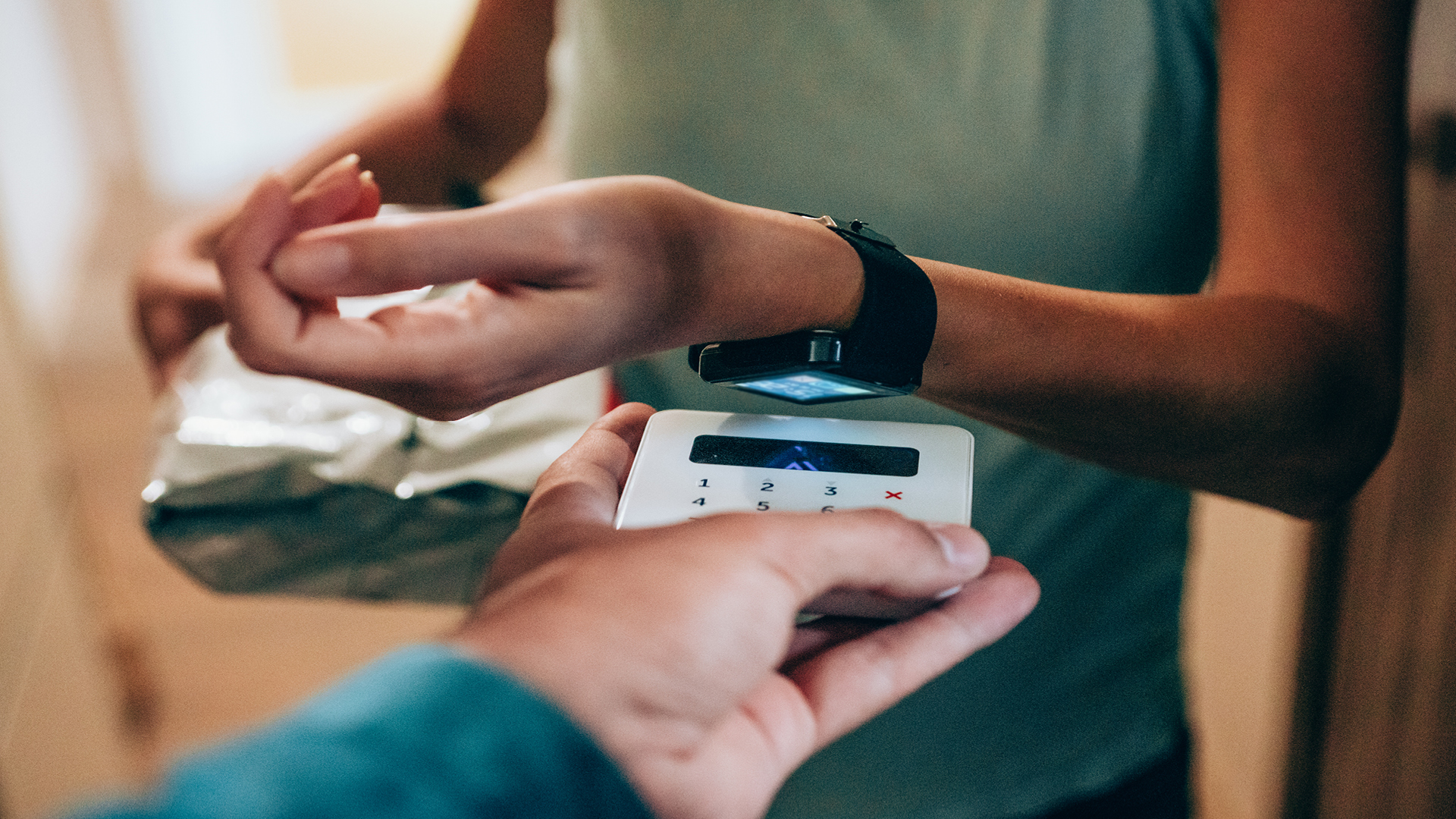 campus_Digitalisierung verstehen_FullHD_1920x1080 Eine Person, die eine Smartwatch benutzt