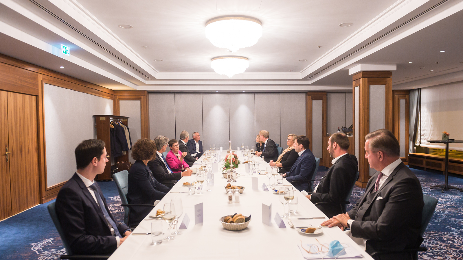 Bilder Round Table 1600x900px 2