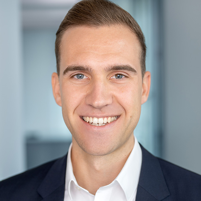 Ein Mann, der in die Kamera lächelt Ein Mann, der in die Kamera lächelt