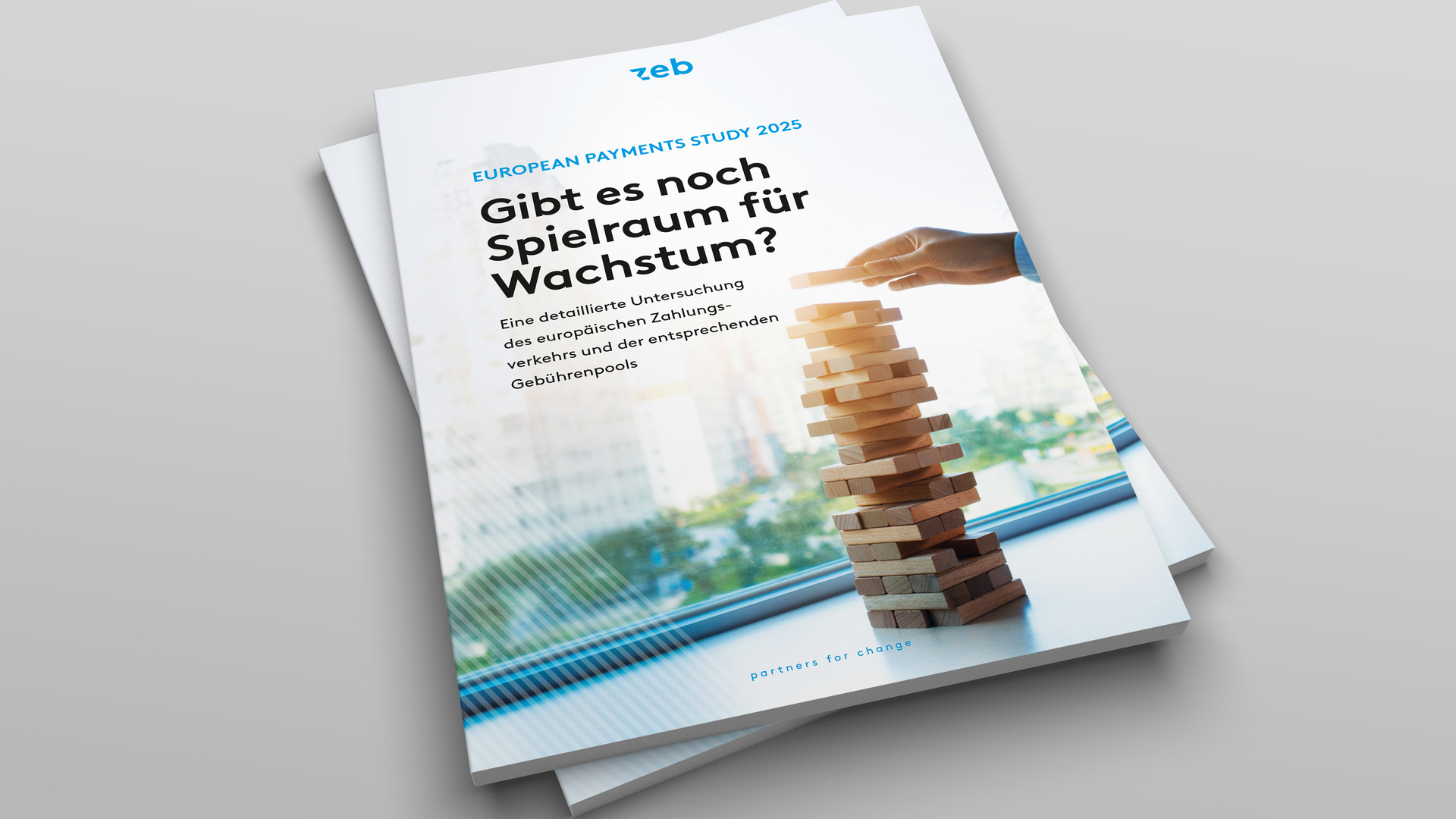 Ein Stapel Holzklötze auf einem Tisch