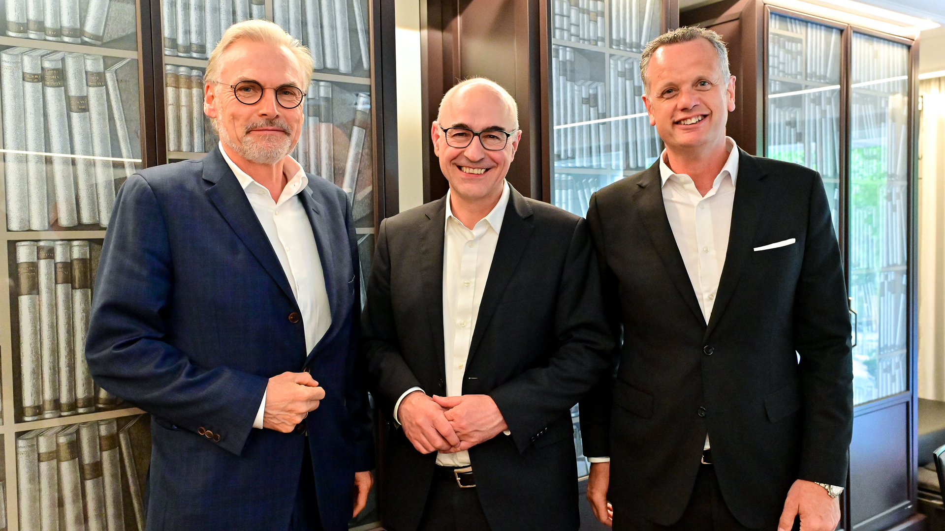 Eine Gruppe von Männern in Anzügen Eine Gruppe von Männern in Anzügen