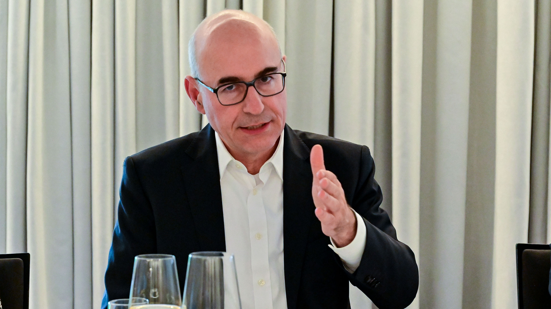 Ein Mann in Anzug und Brille Ein Mann in Anzug und Brille