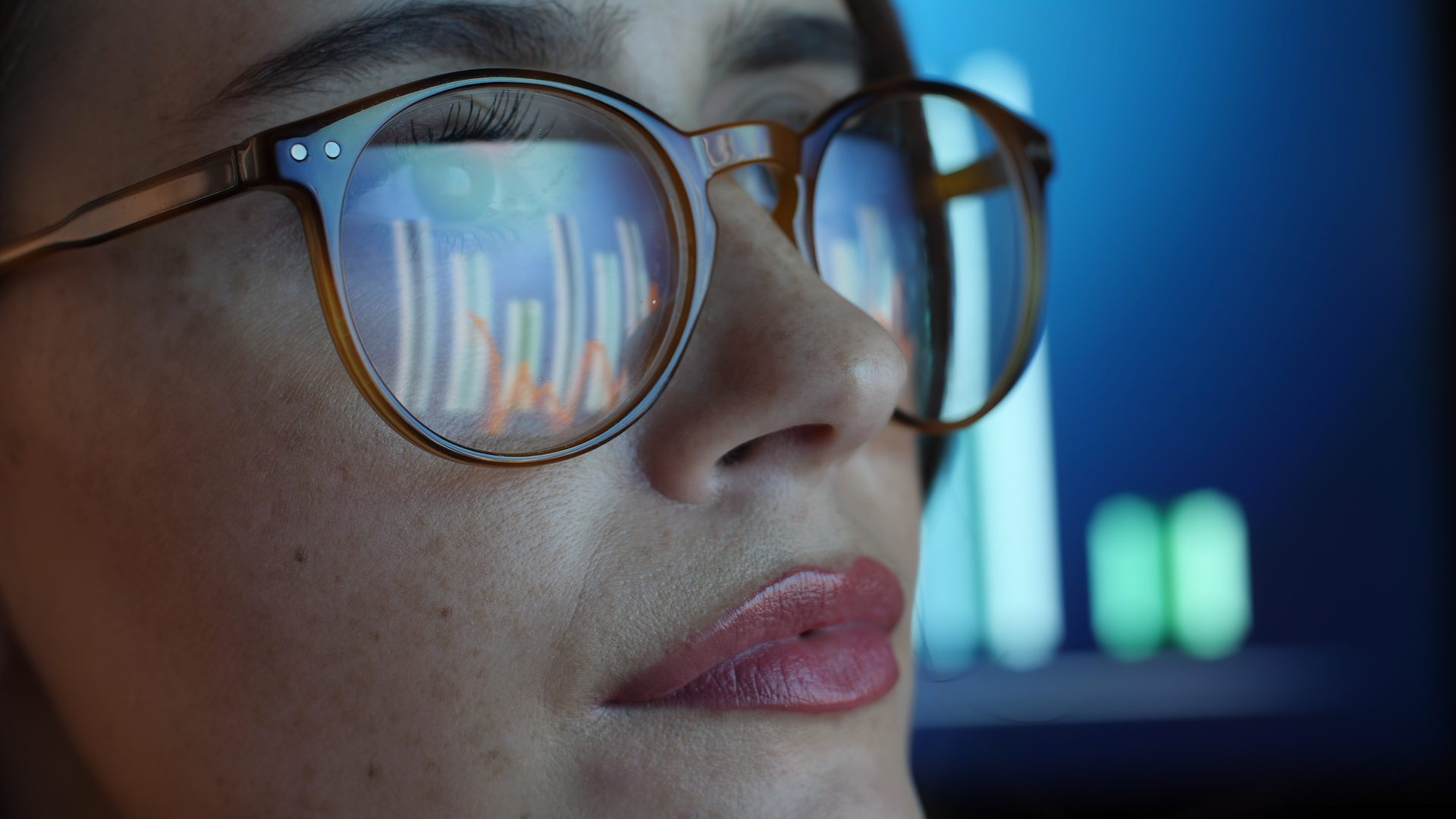 Eine Nahaufnahme einer Frau mit Brille Eine Nahaufnahme einer Frau mit Brille