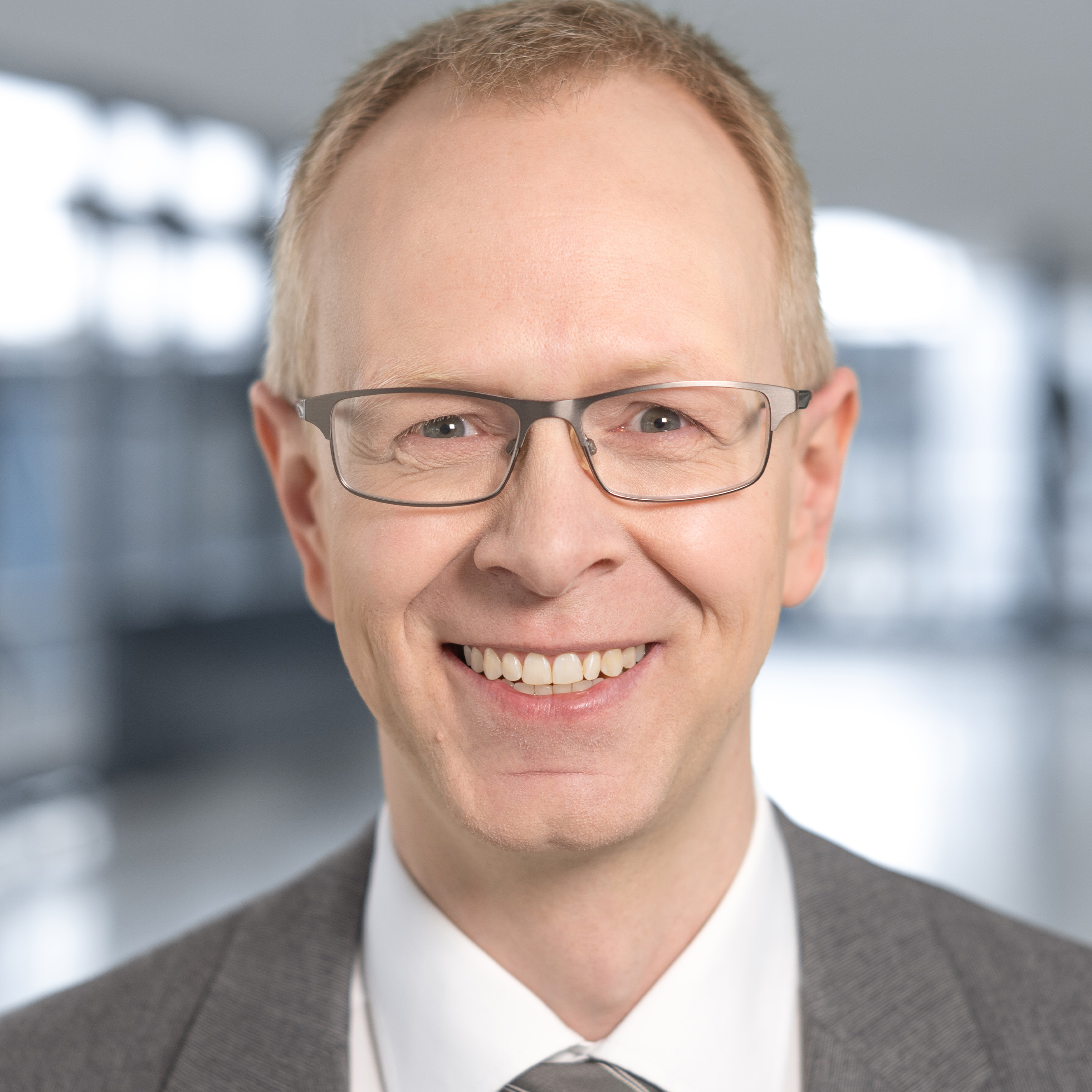 lächelnder Mann im Anzug lächelnder Mann im Anzug