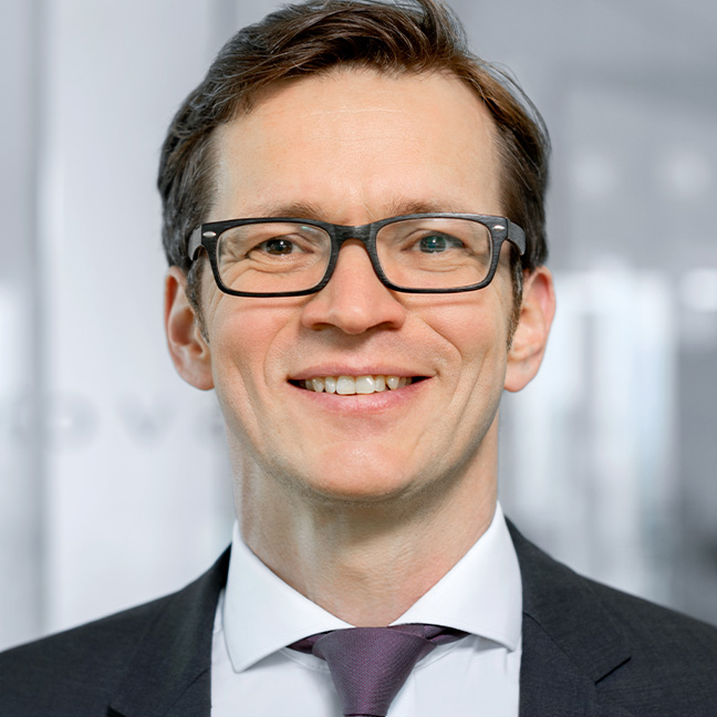 Lächelnder Mann im Anzug Lächelnder Mann im Anzug