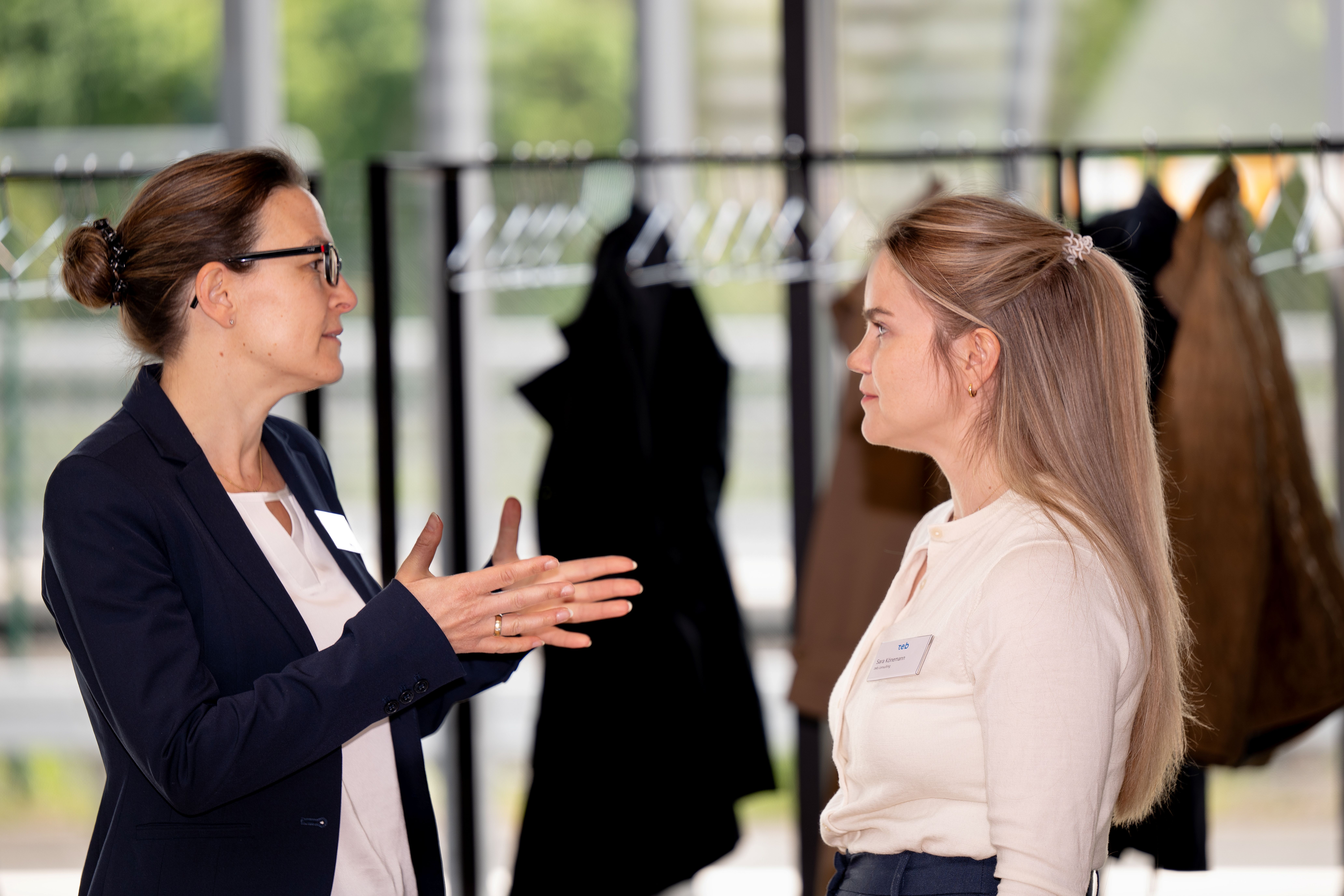 Zwei Frauen im Gespräch Zwei Frauen im Gespräch