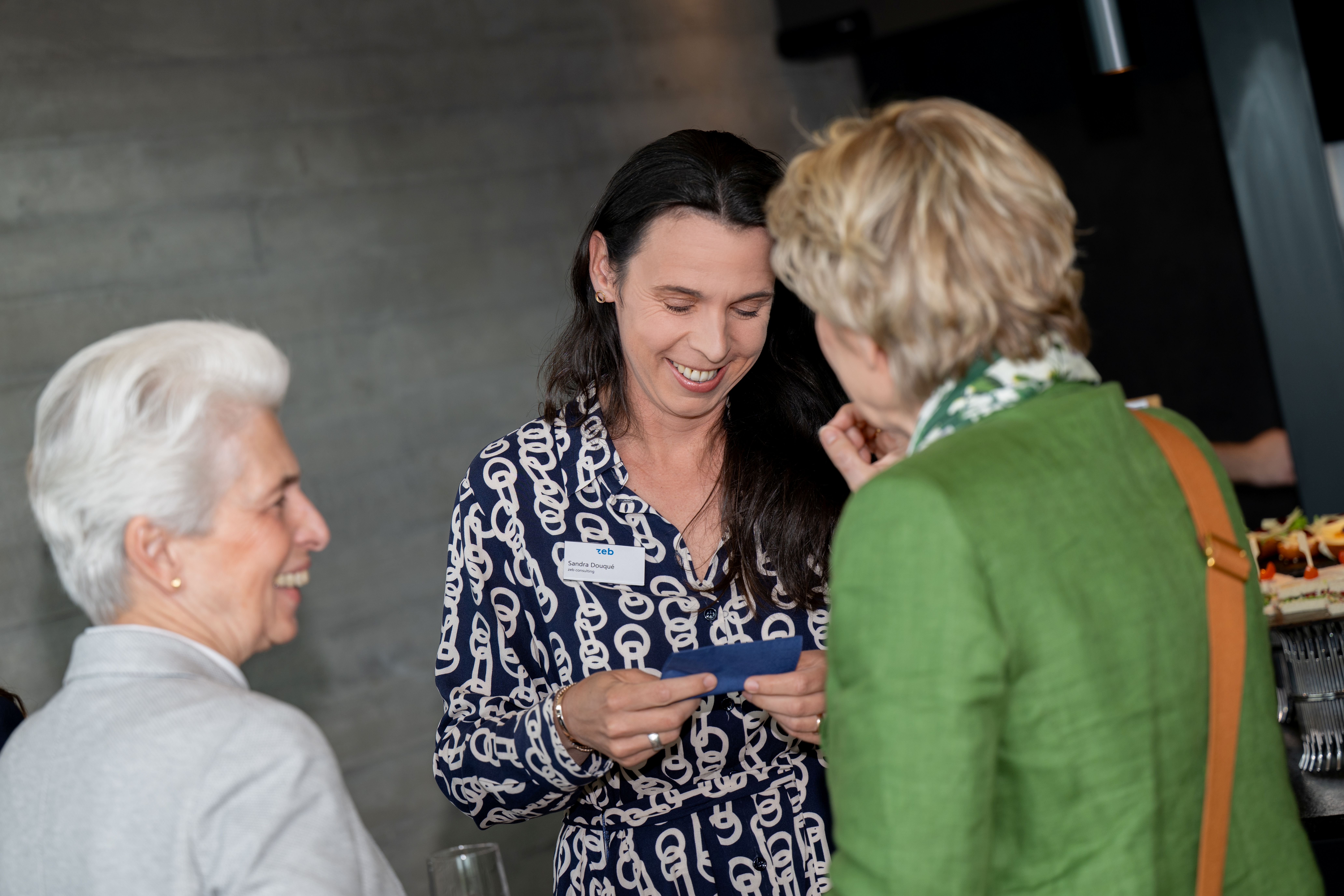 Drei Frauen im Gespräch Drei Frauen im Gespräch