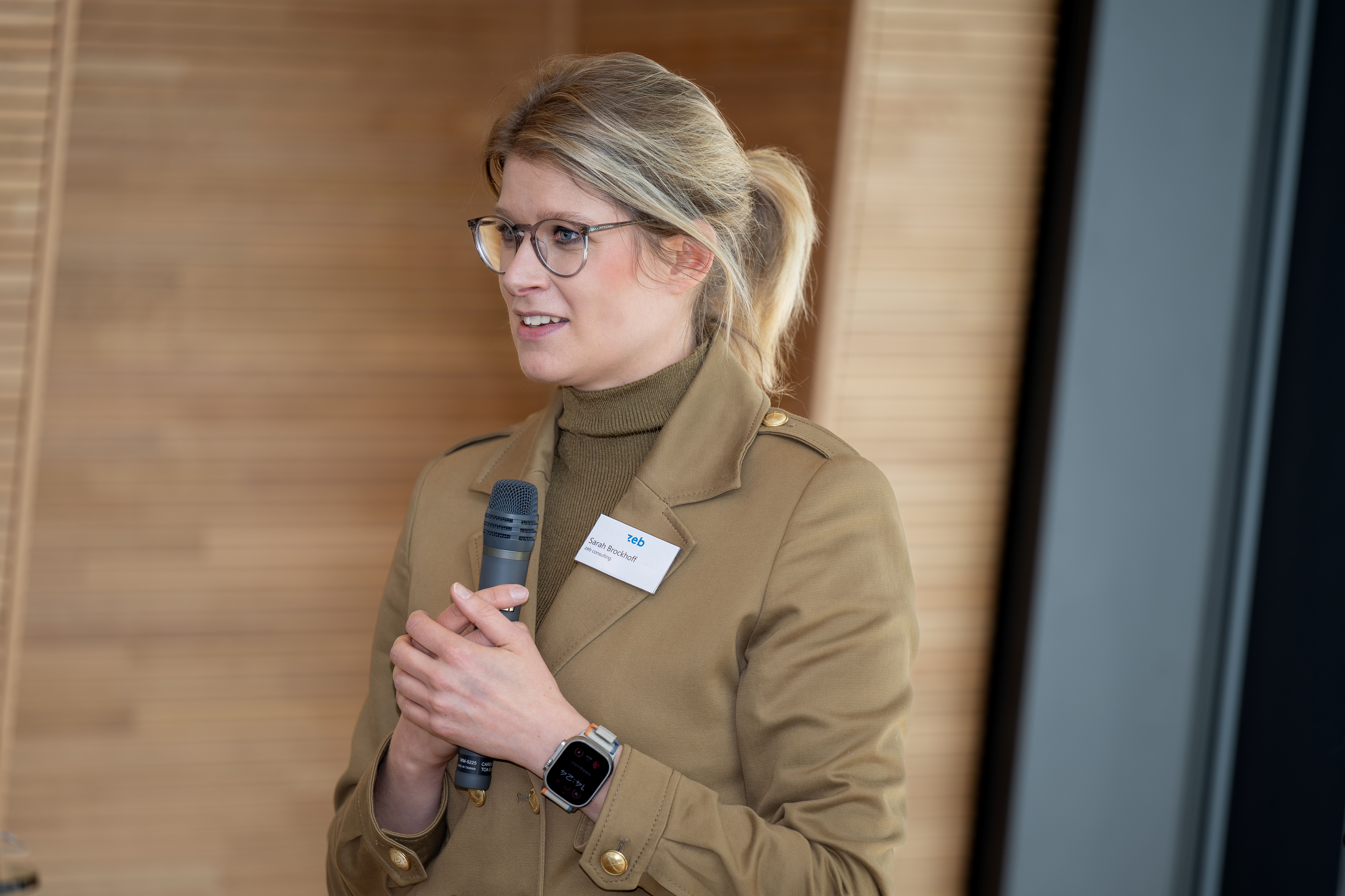 Eine Frau mit Mikrofone Eine Frau mit Mikrofone