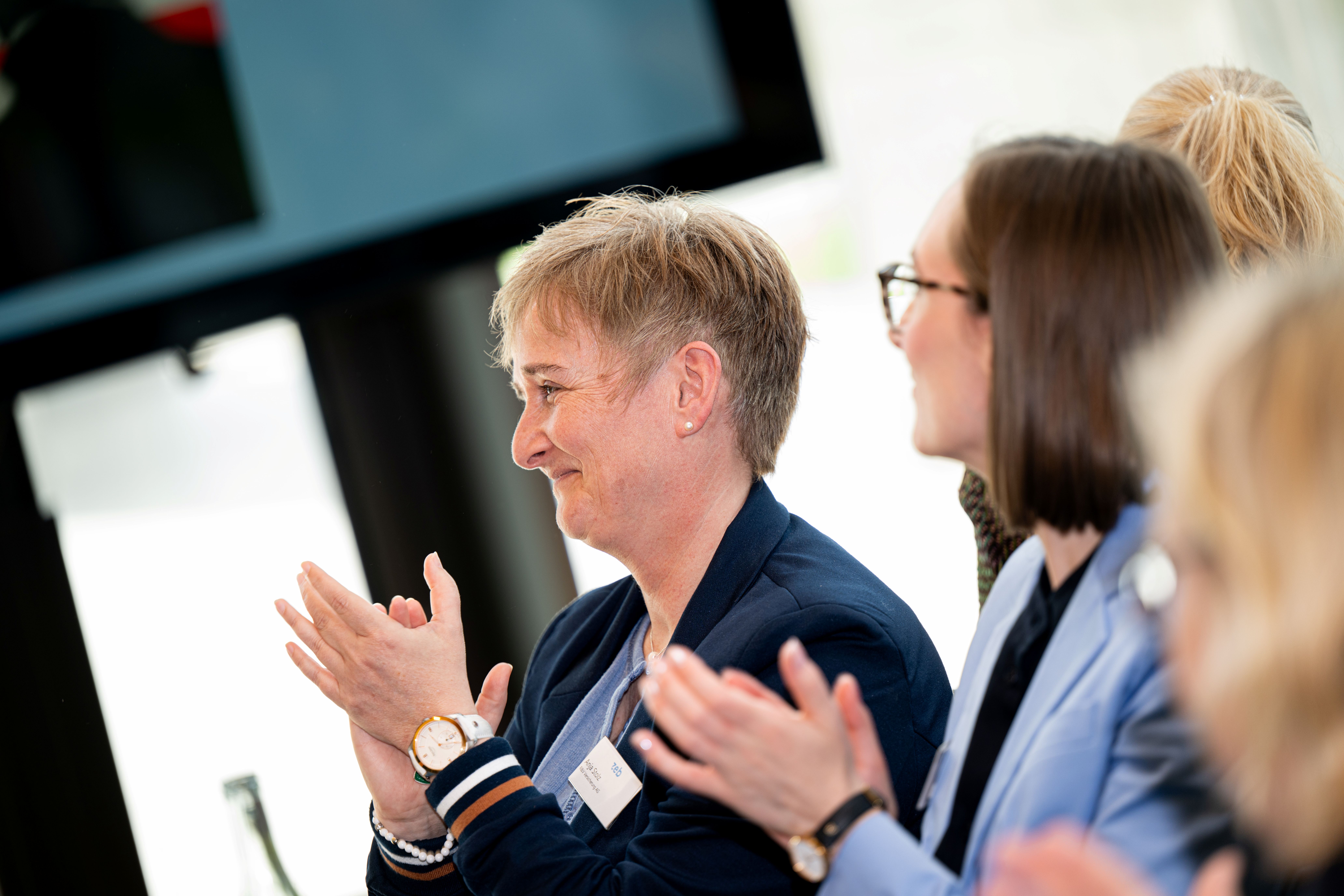 Frauen applaudieren Frauen applaudieren