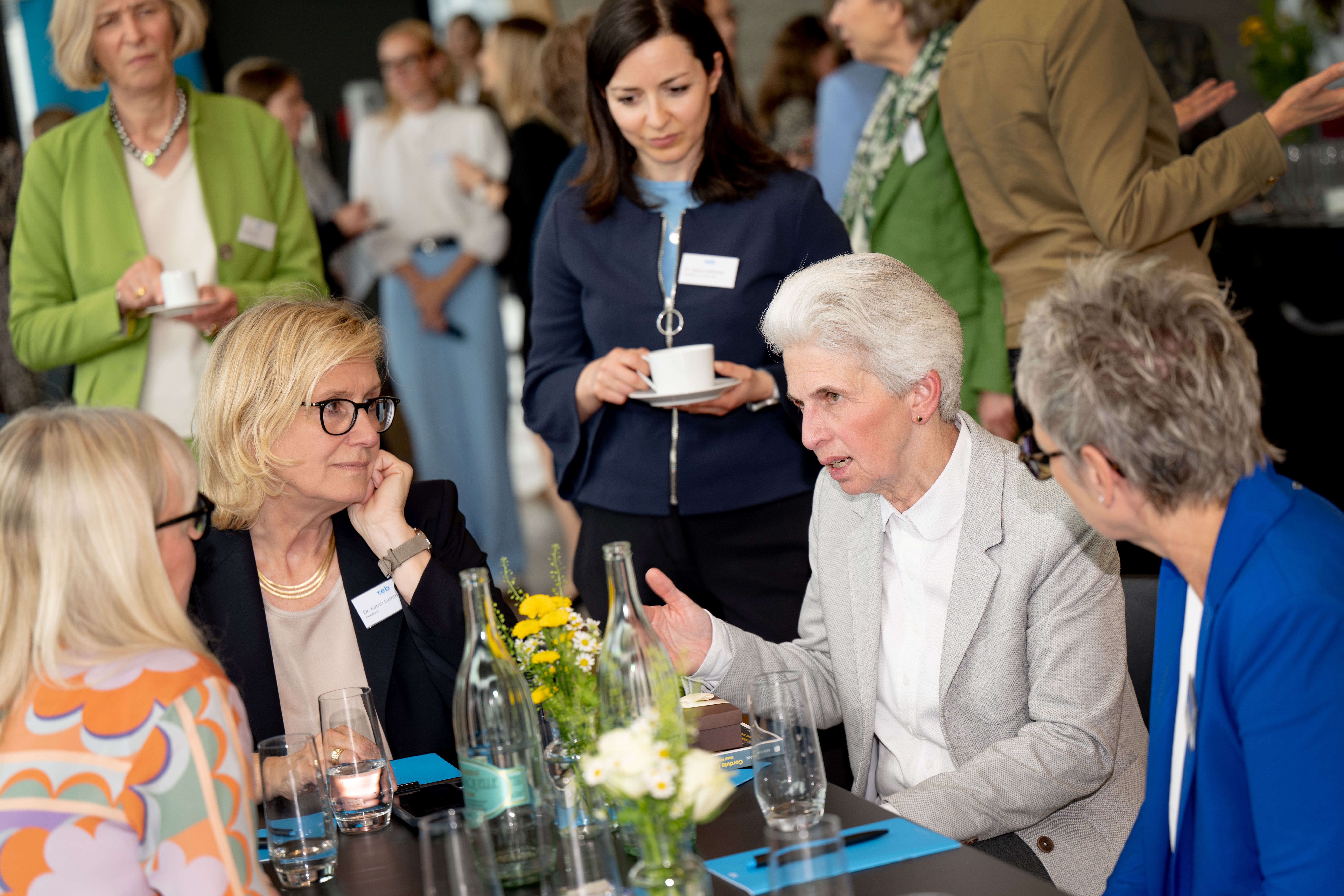 Frauen tauschen sich aus Frauen tauschen sich aus