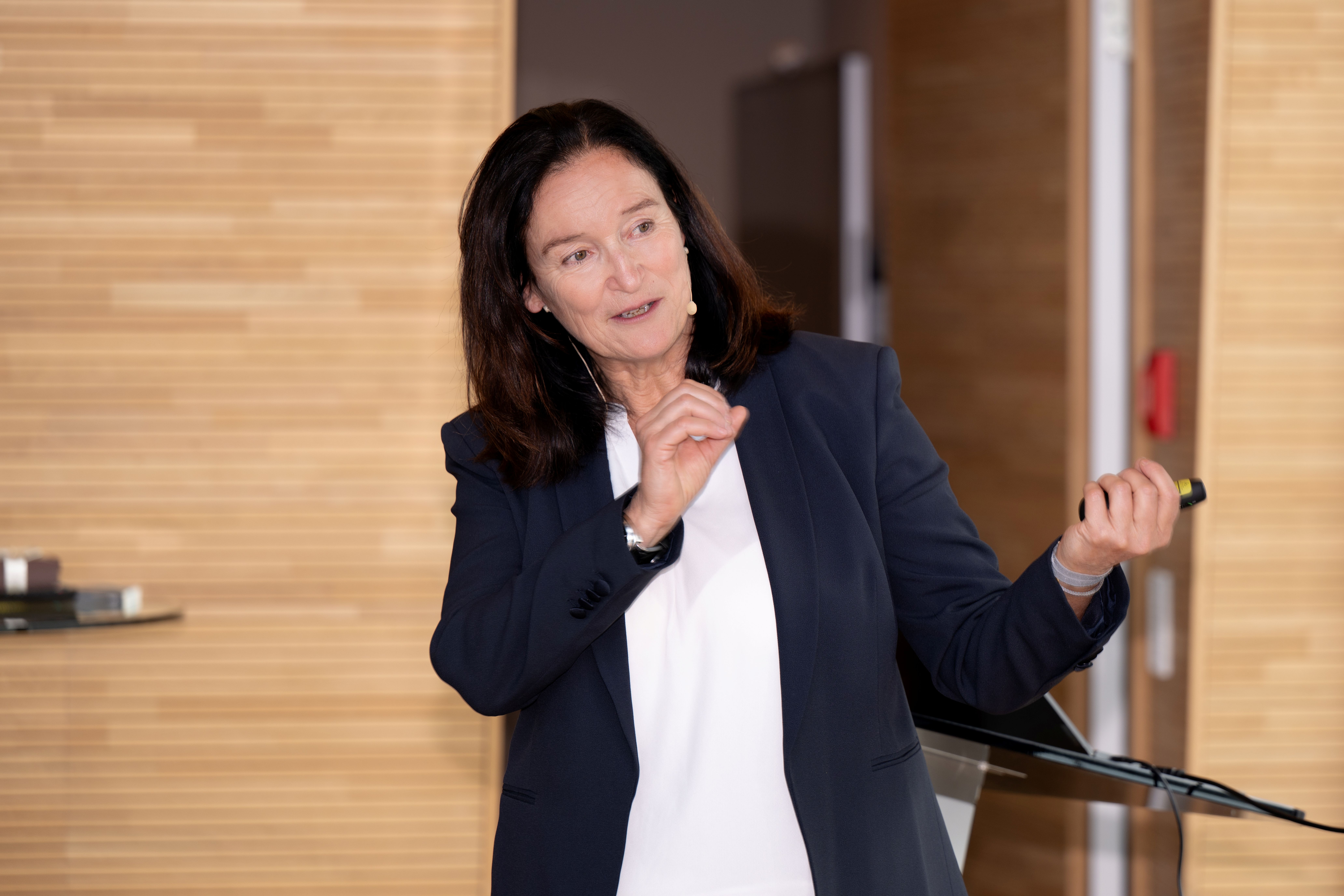 Eine Frau hält einen Vortrag Eine Frau hält einen Vortrag