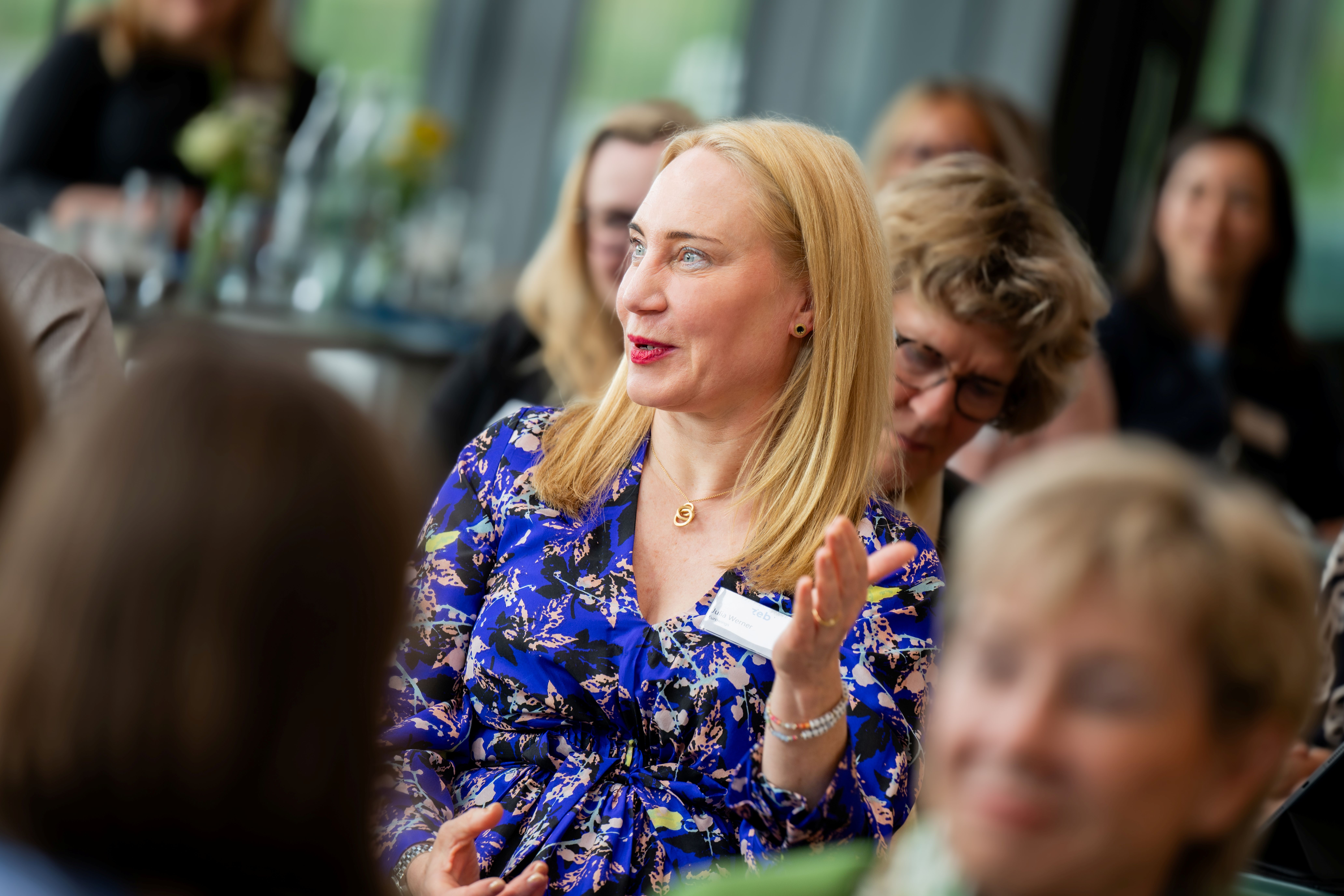 Eine Frau spricht Eine Frau spricht