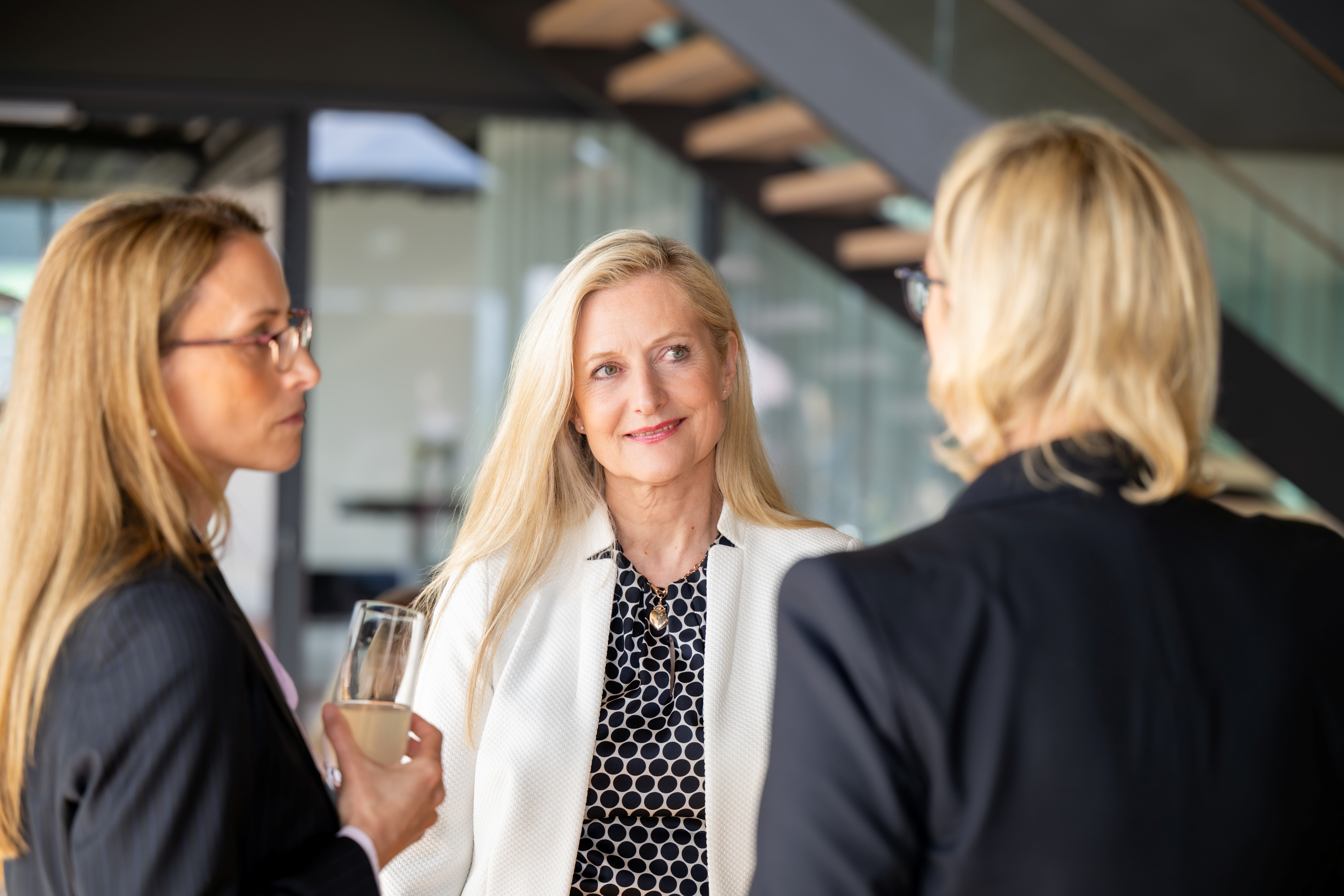 Drei Frauen im Gespräch Drei Frauen im Gespräch