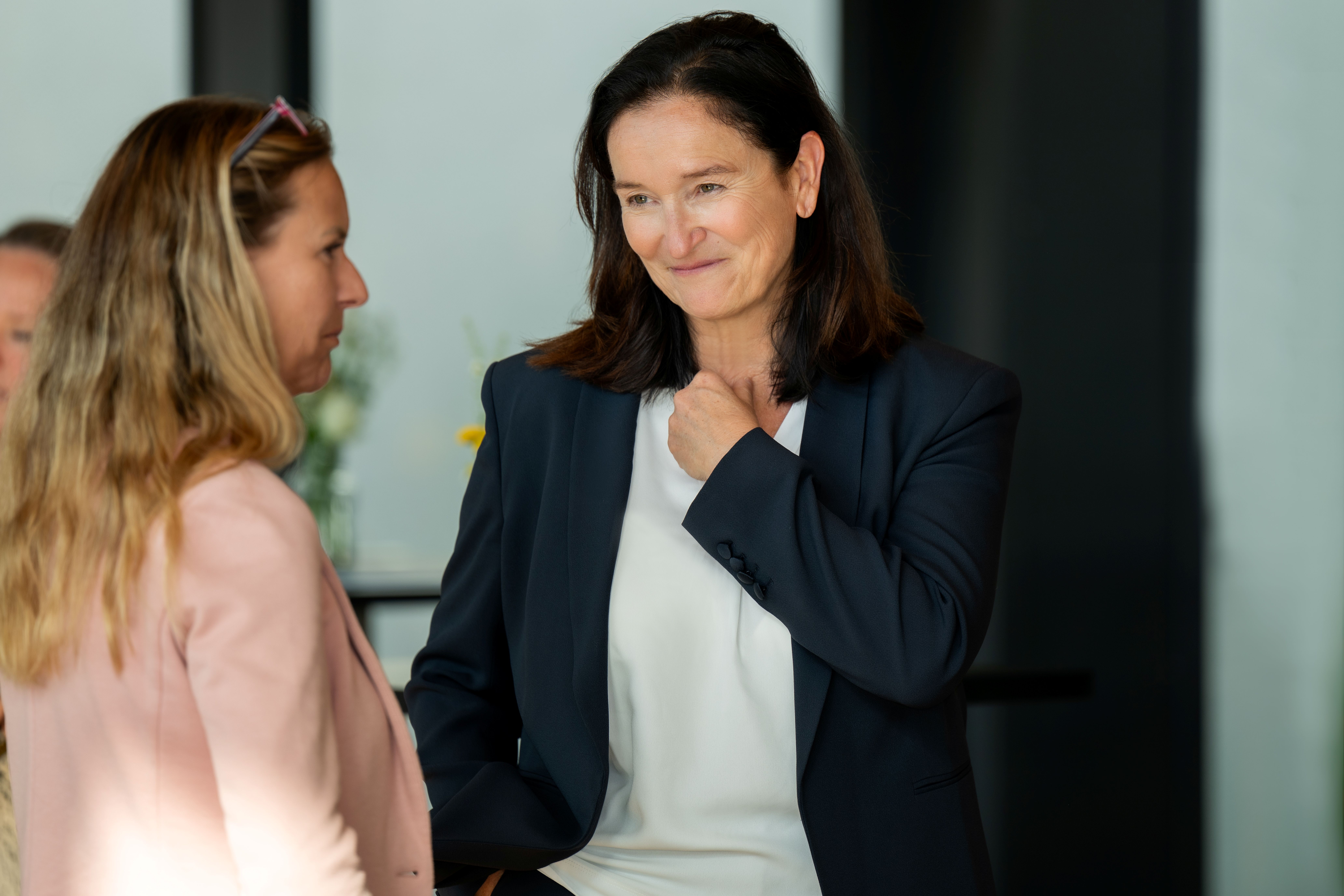 Zwei Frauen im Gespräch Zwei Frauen im Gespräch