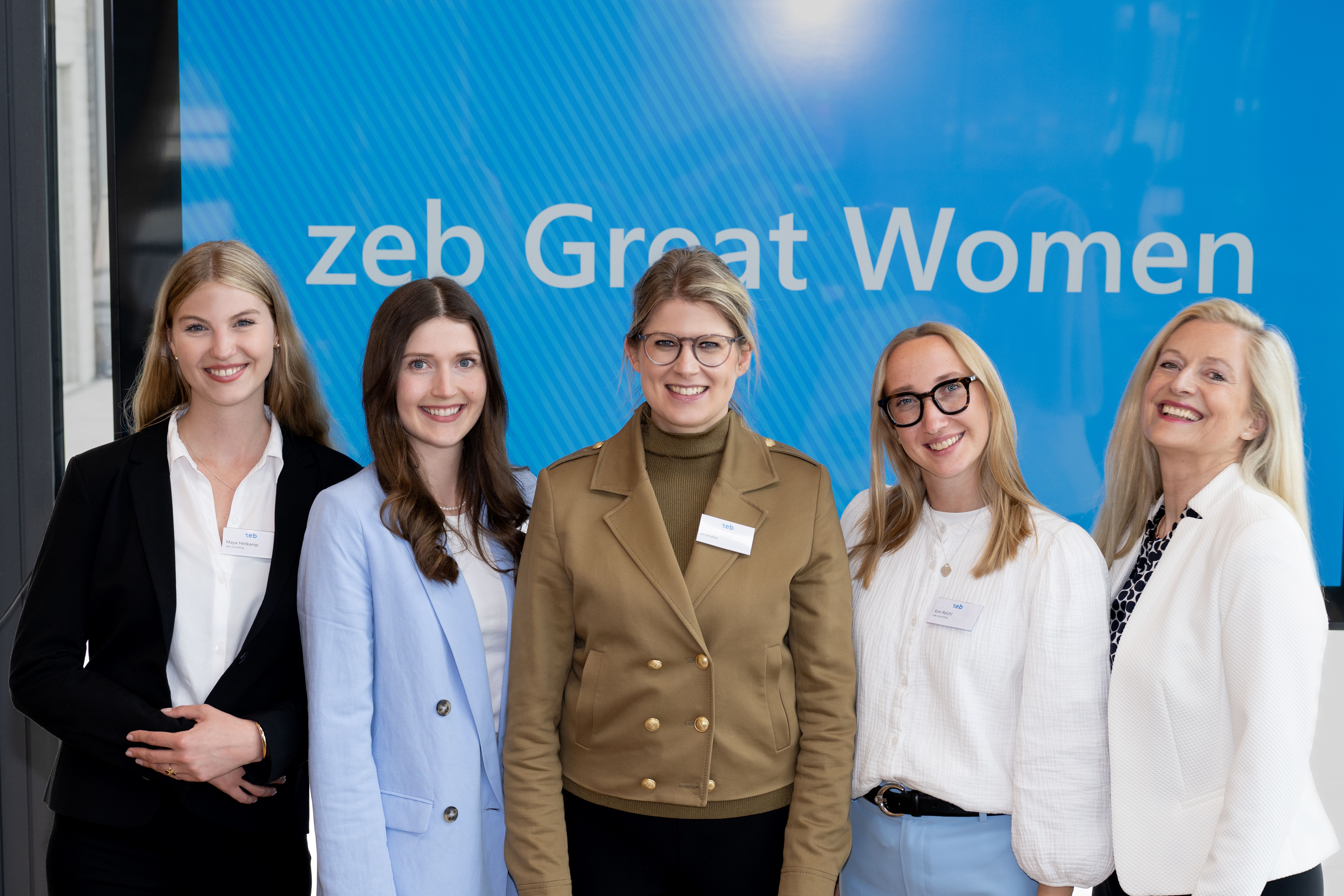 Fünf Frauen lächeln Fünf Frauen lächeln