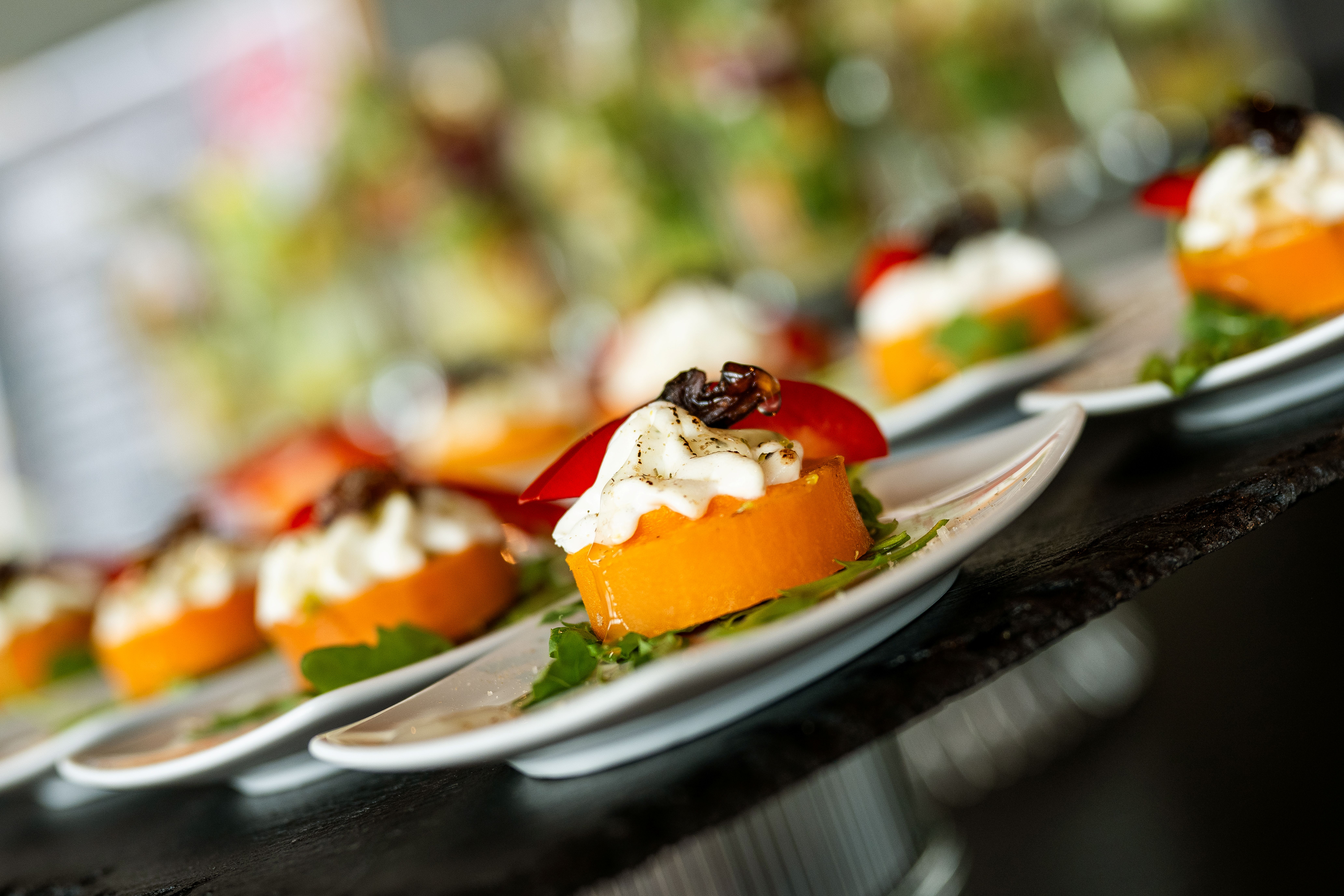 Fingerfood auf kleinen Tellern Fingerfood auf kleinen Tellern