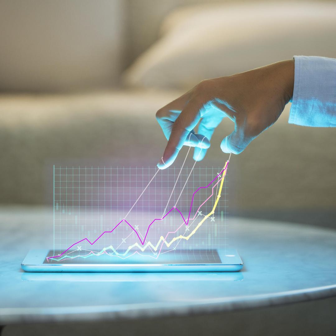 eine Hand, die ein Diagramm auf einer Tafel berührt
