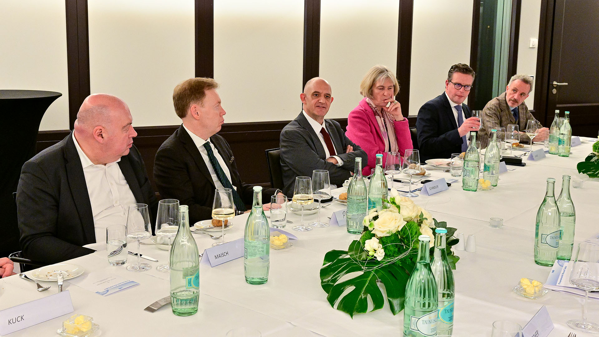 Eine Gruppe von Menschen sitzt an einem Tisch