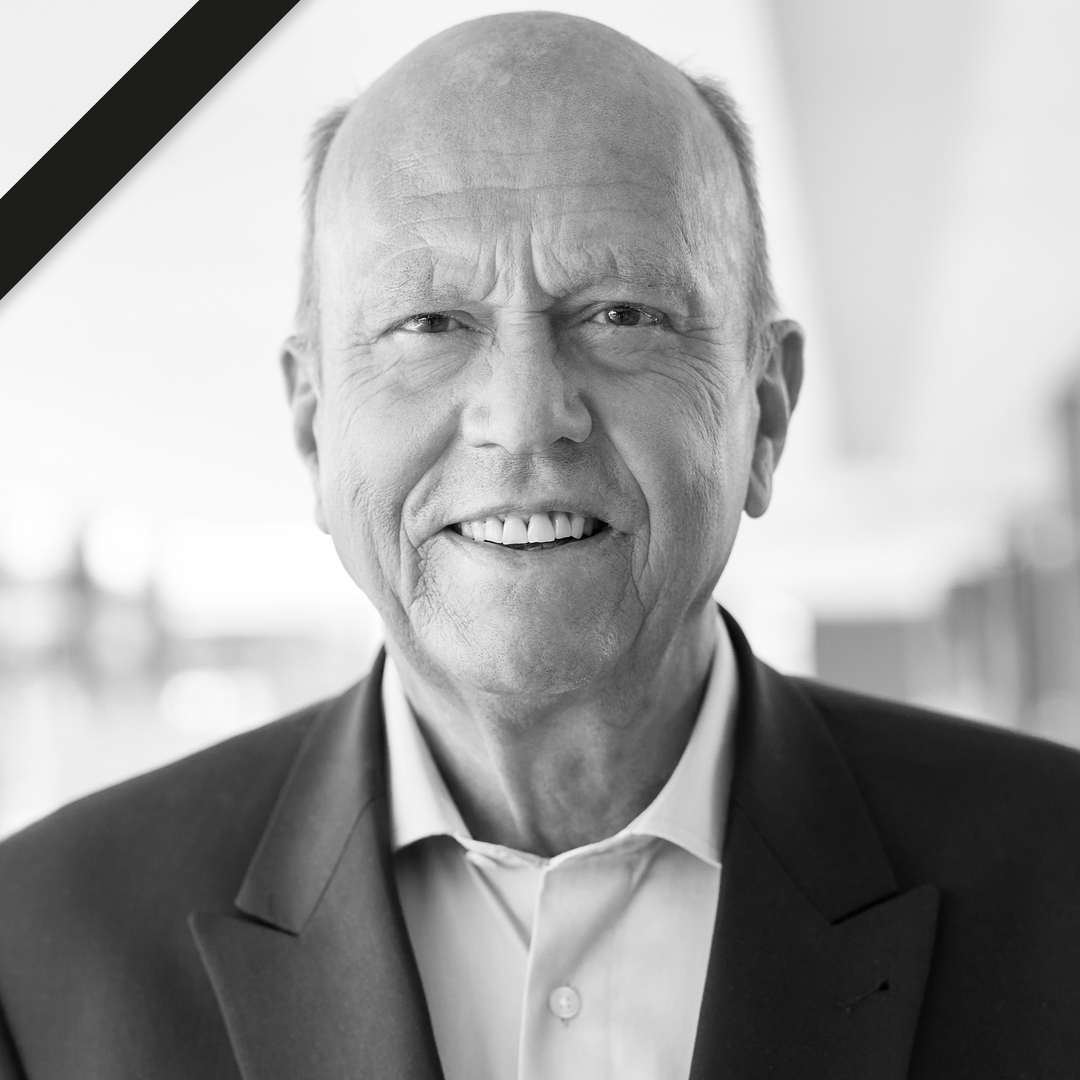 Ein Mann im Anzug lächelt