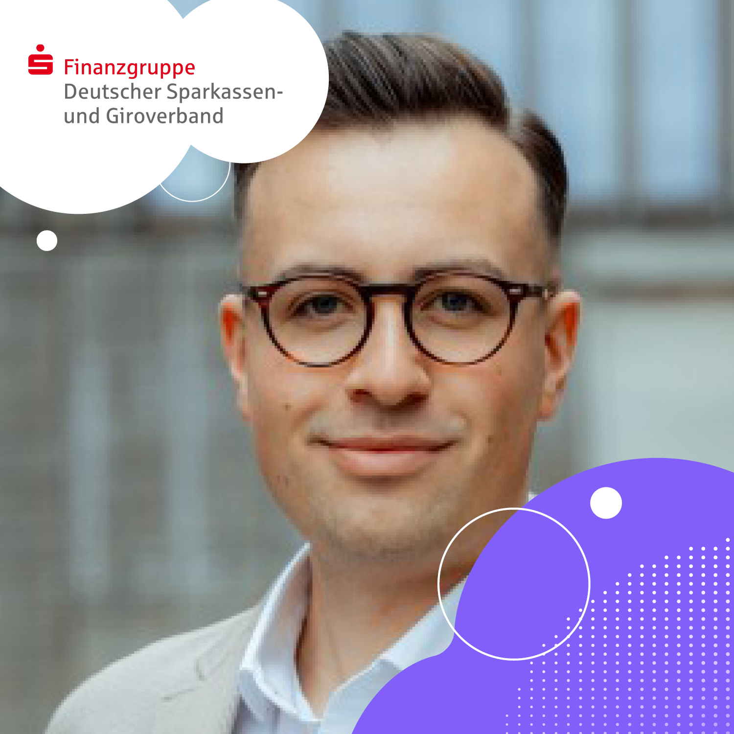 Ein Mann mit Brille und weißem Hemd