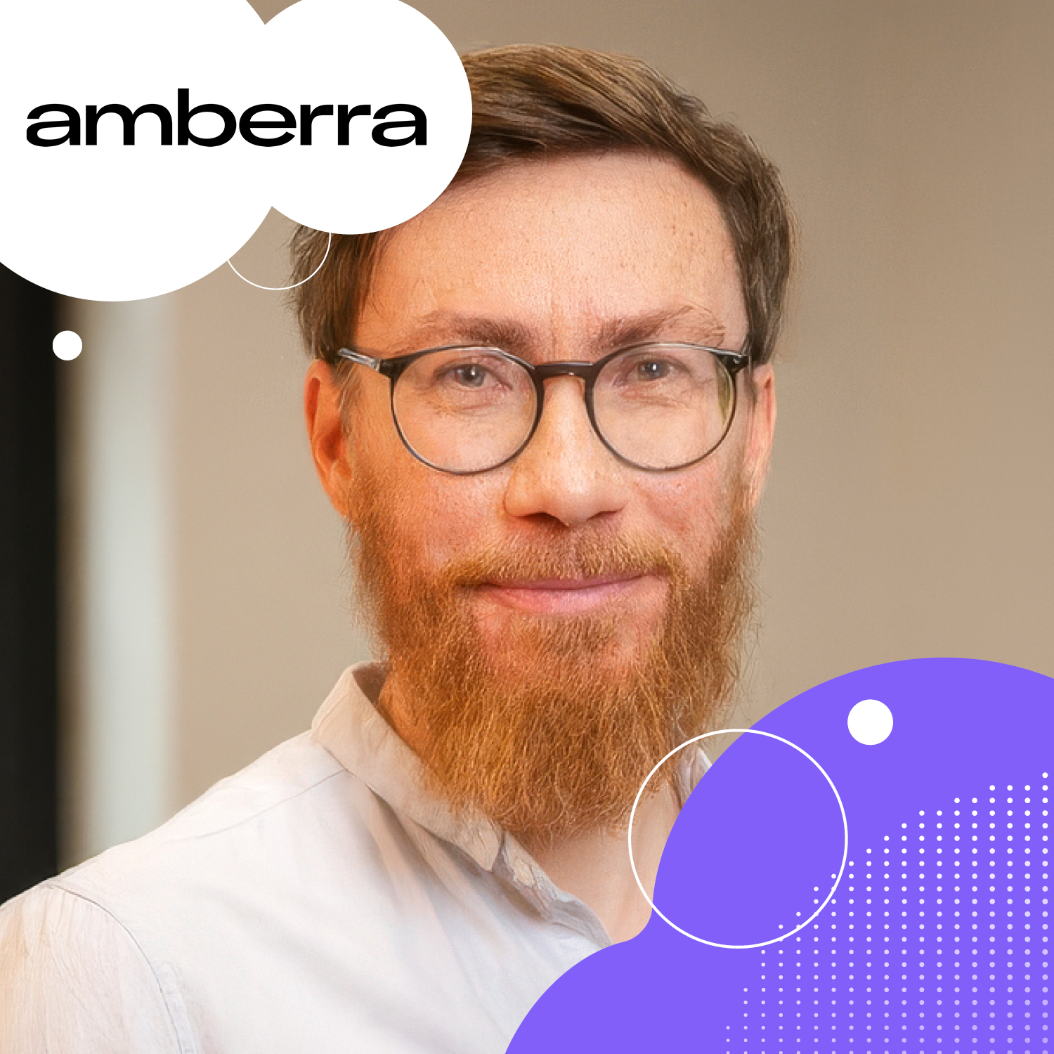 Ein Mann mit Brille und Bart