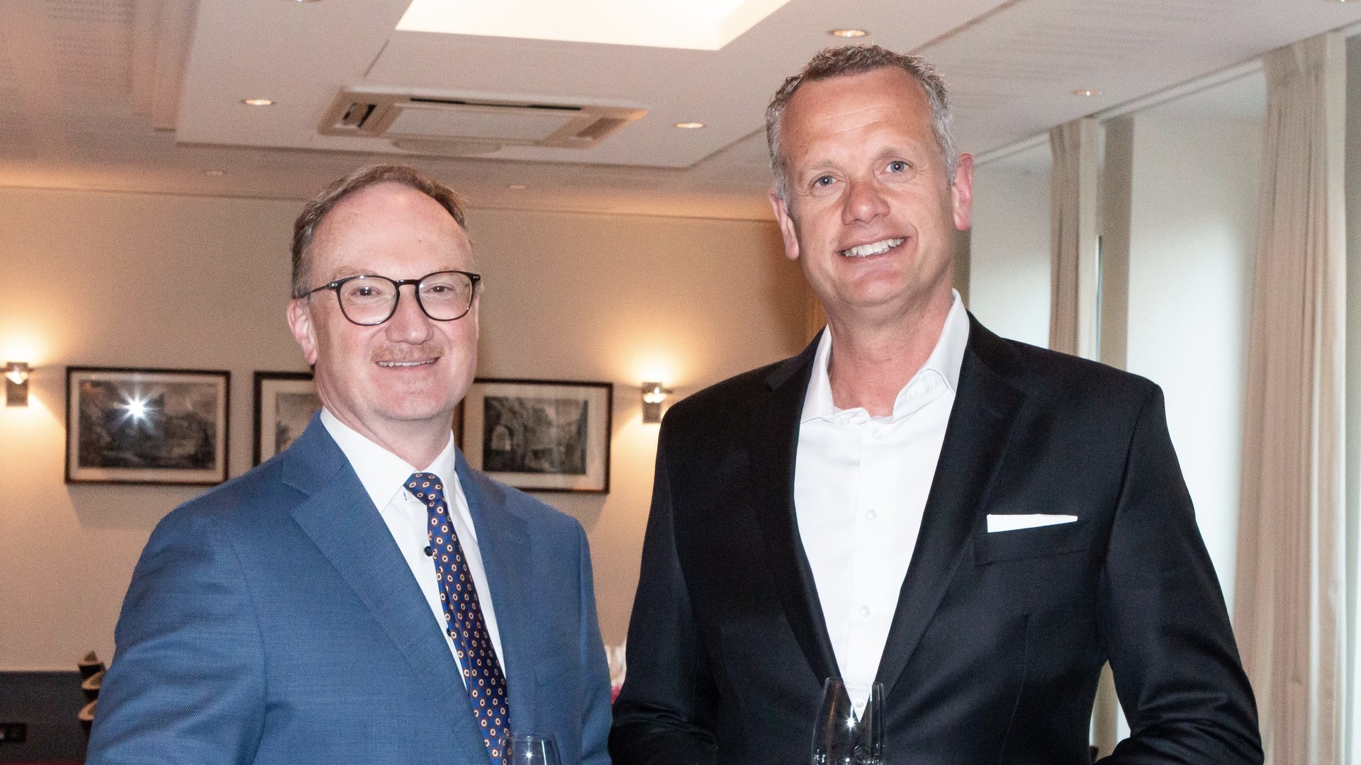 Zwei Männer, die zusammen lächeln