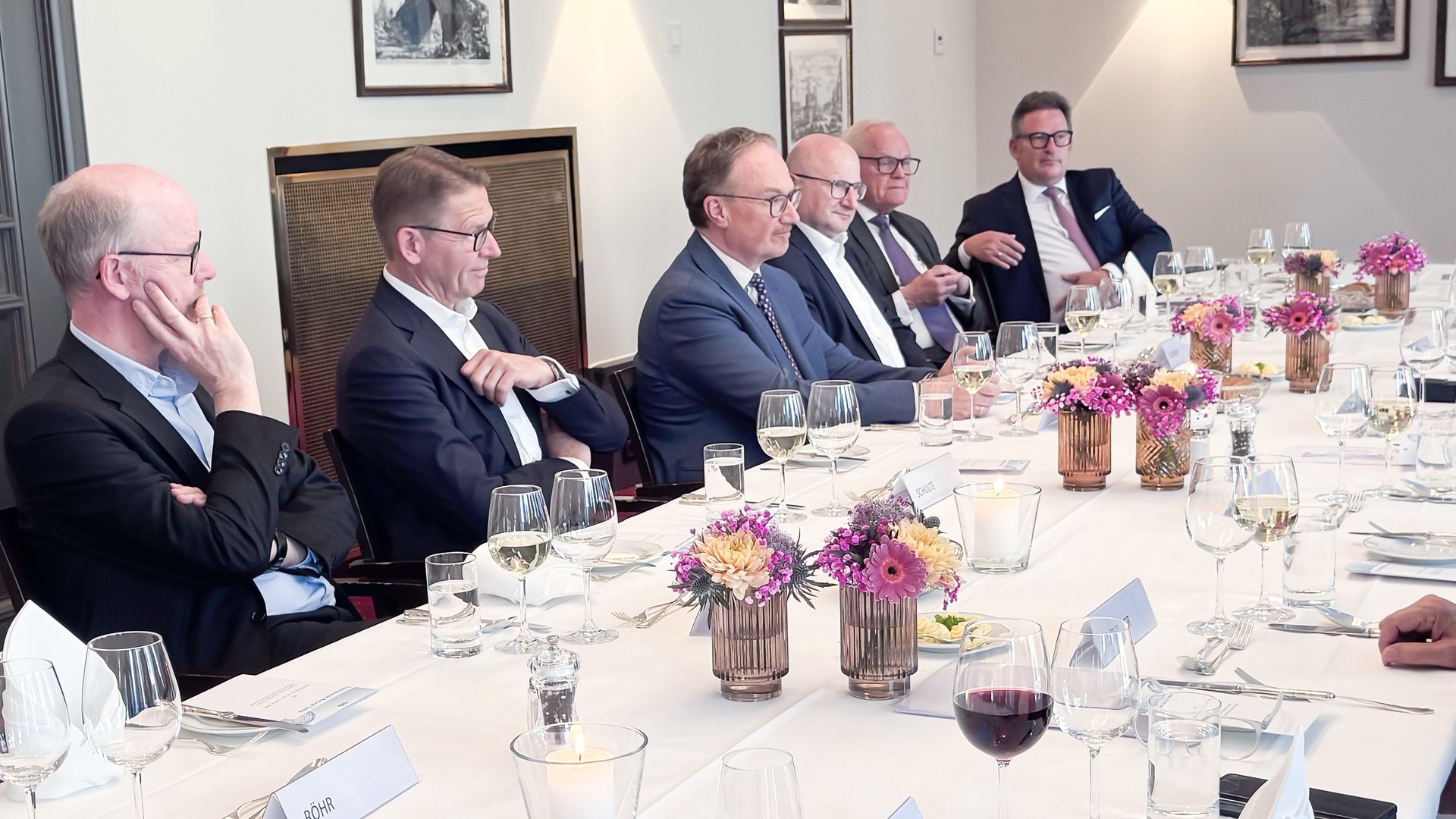 Eine Gruppe von Männern sitzt an einem Tisch