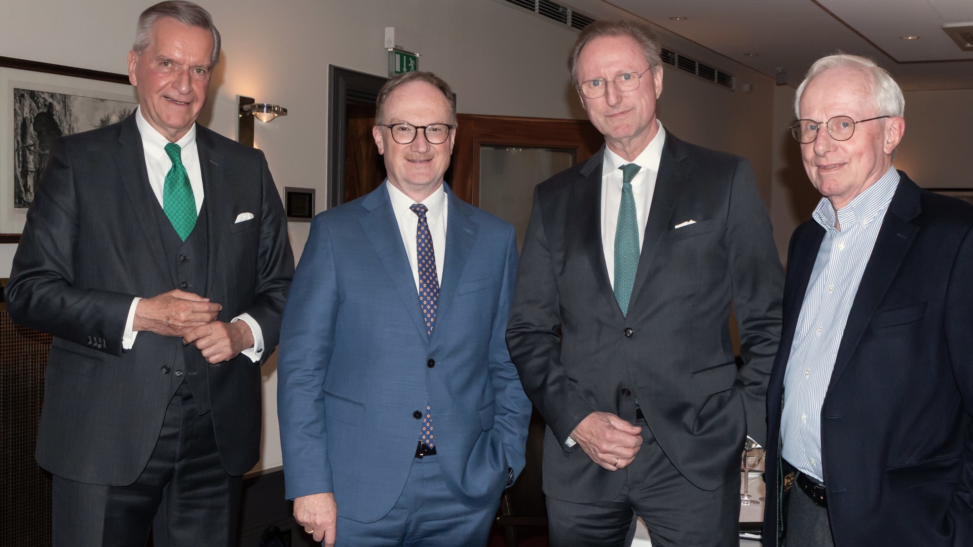 Eine Gruppe Männer in Anzügen