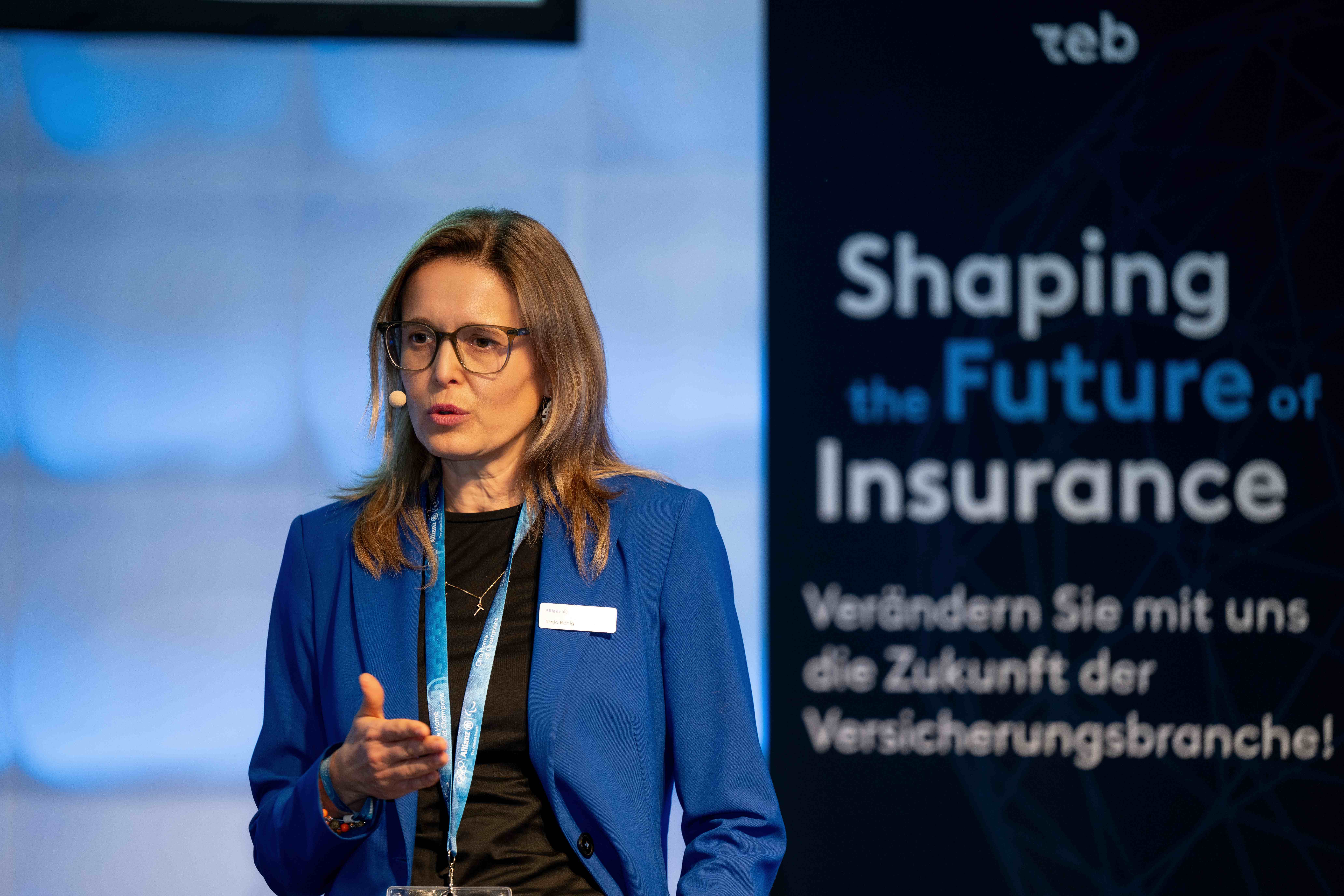 Eine Frau spricht auf einer Konferenz