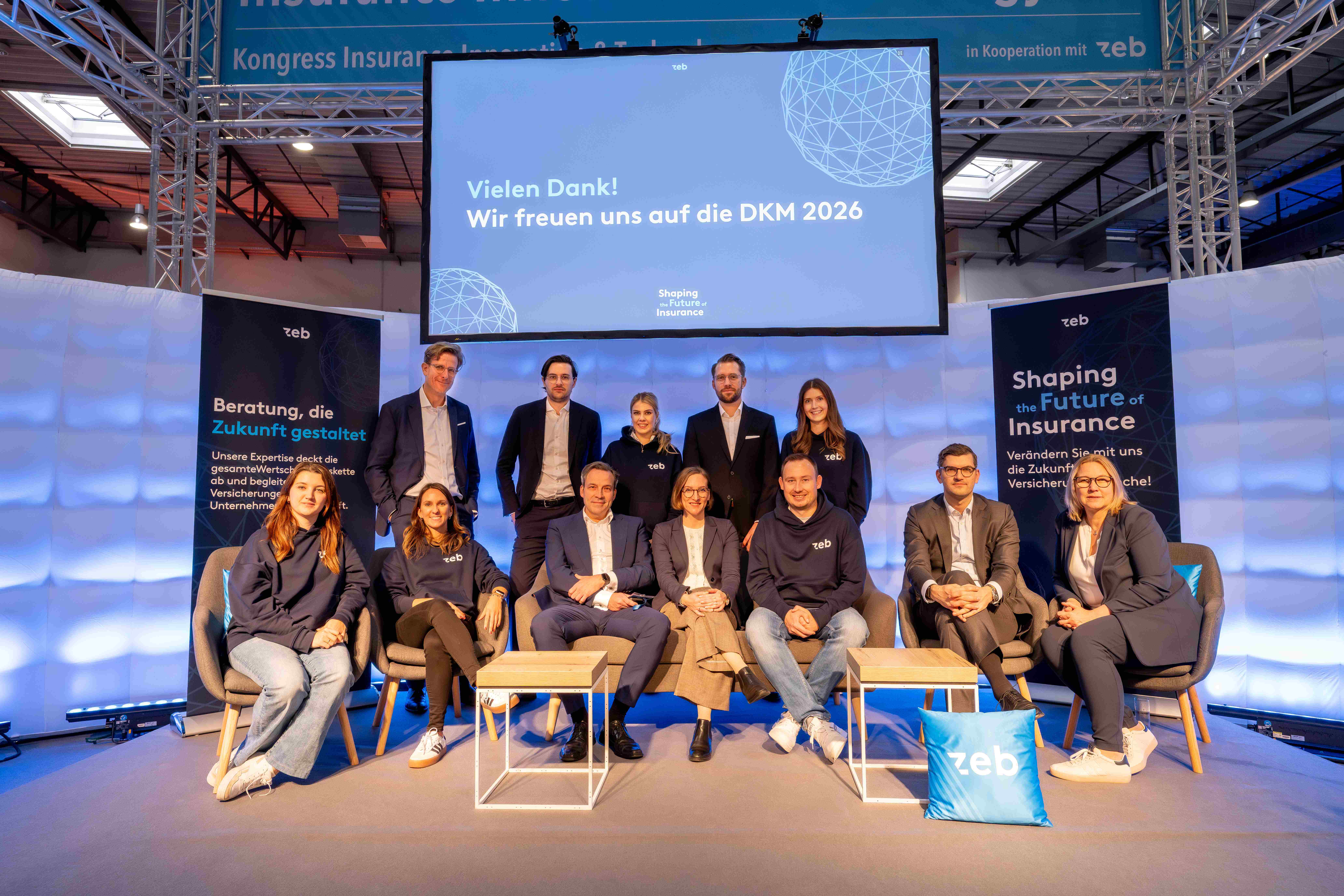 Eine Gruppe von Menschen, die für ein Foto posiert
