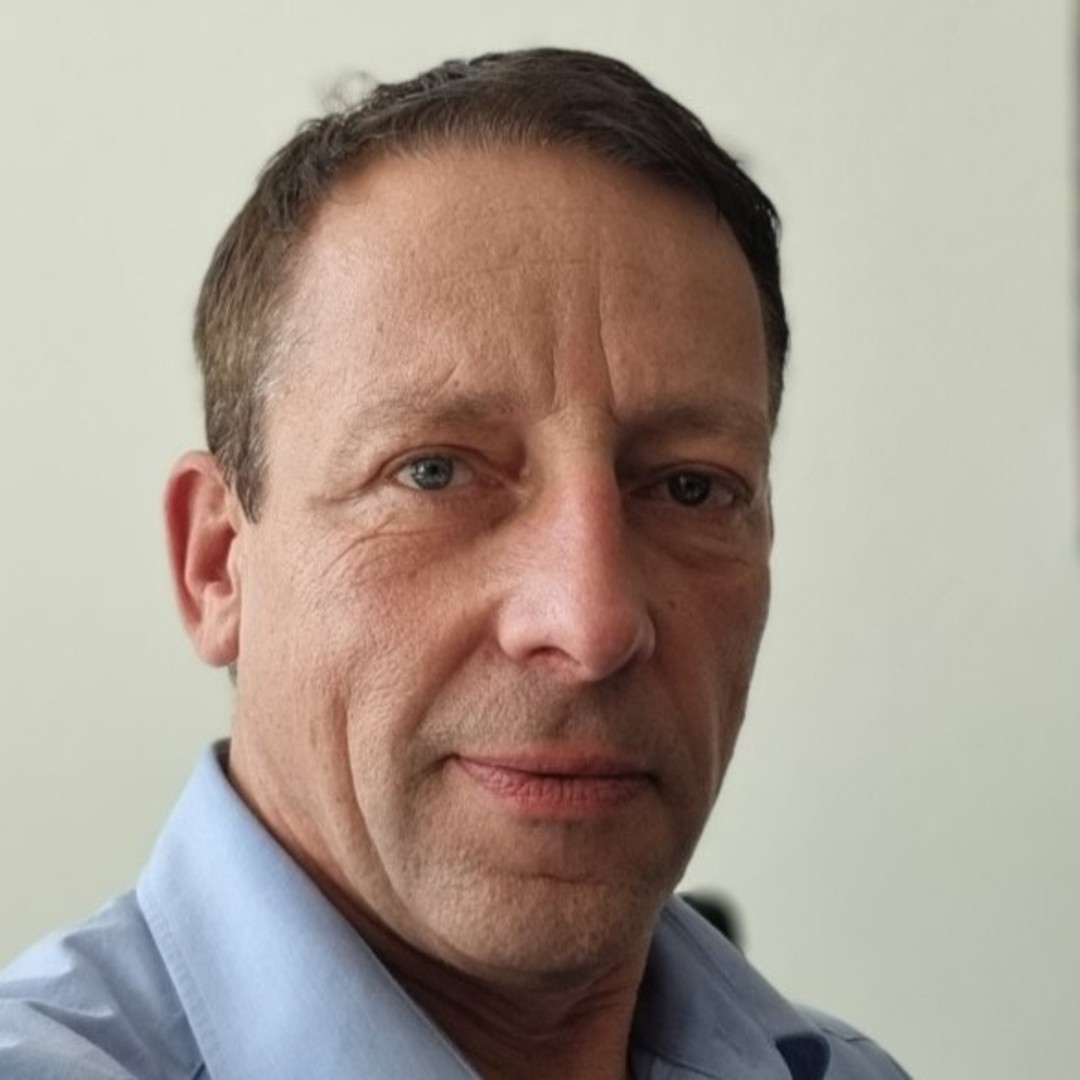 Ein Mann im blauen Hemd