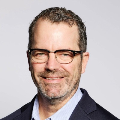 Ein Mann mit Brille und Anzug