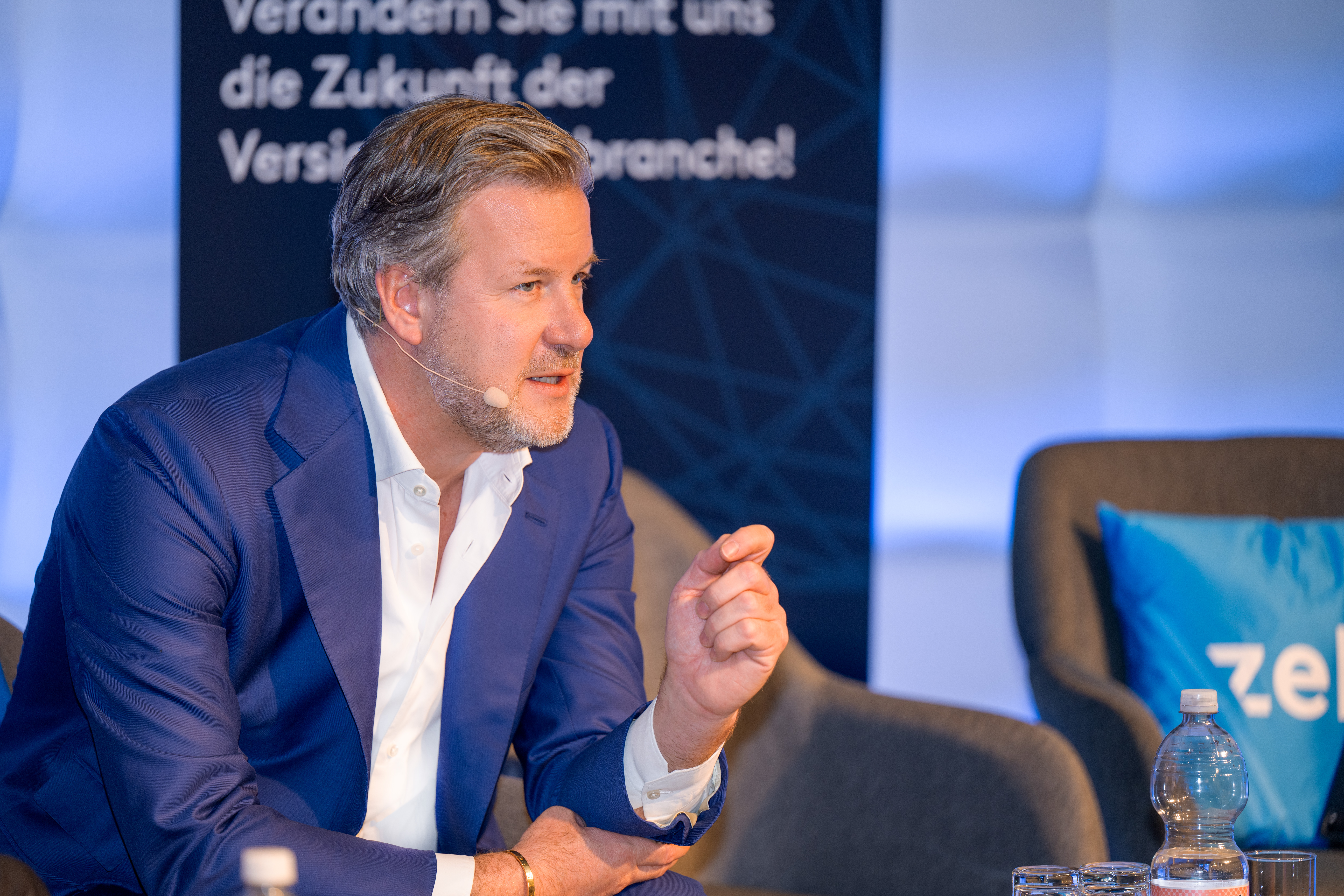 Ein Mann im Anzug