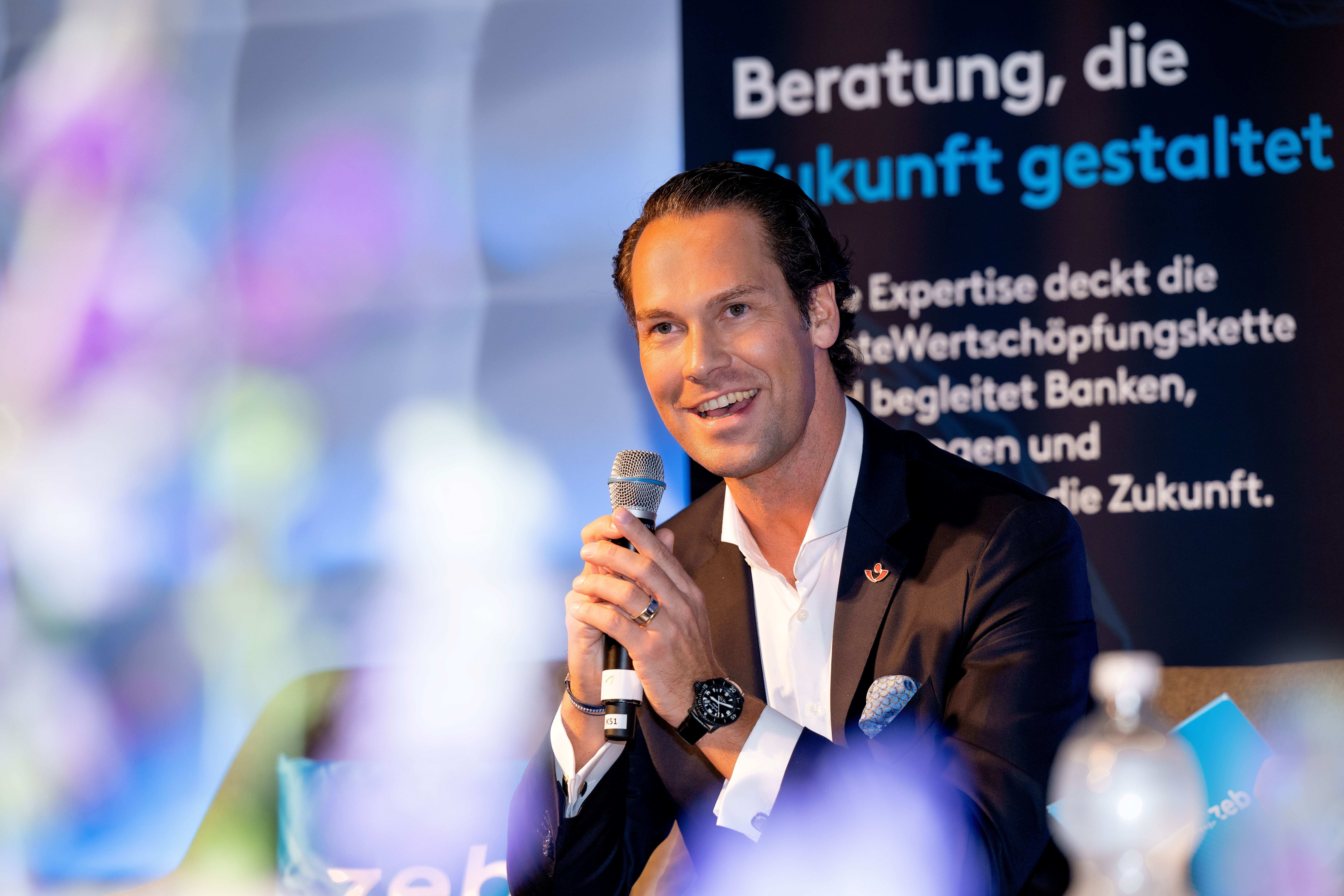 Ein Mann hält ein Mikrofon