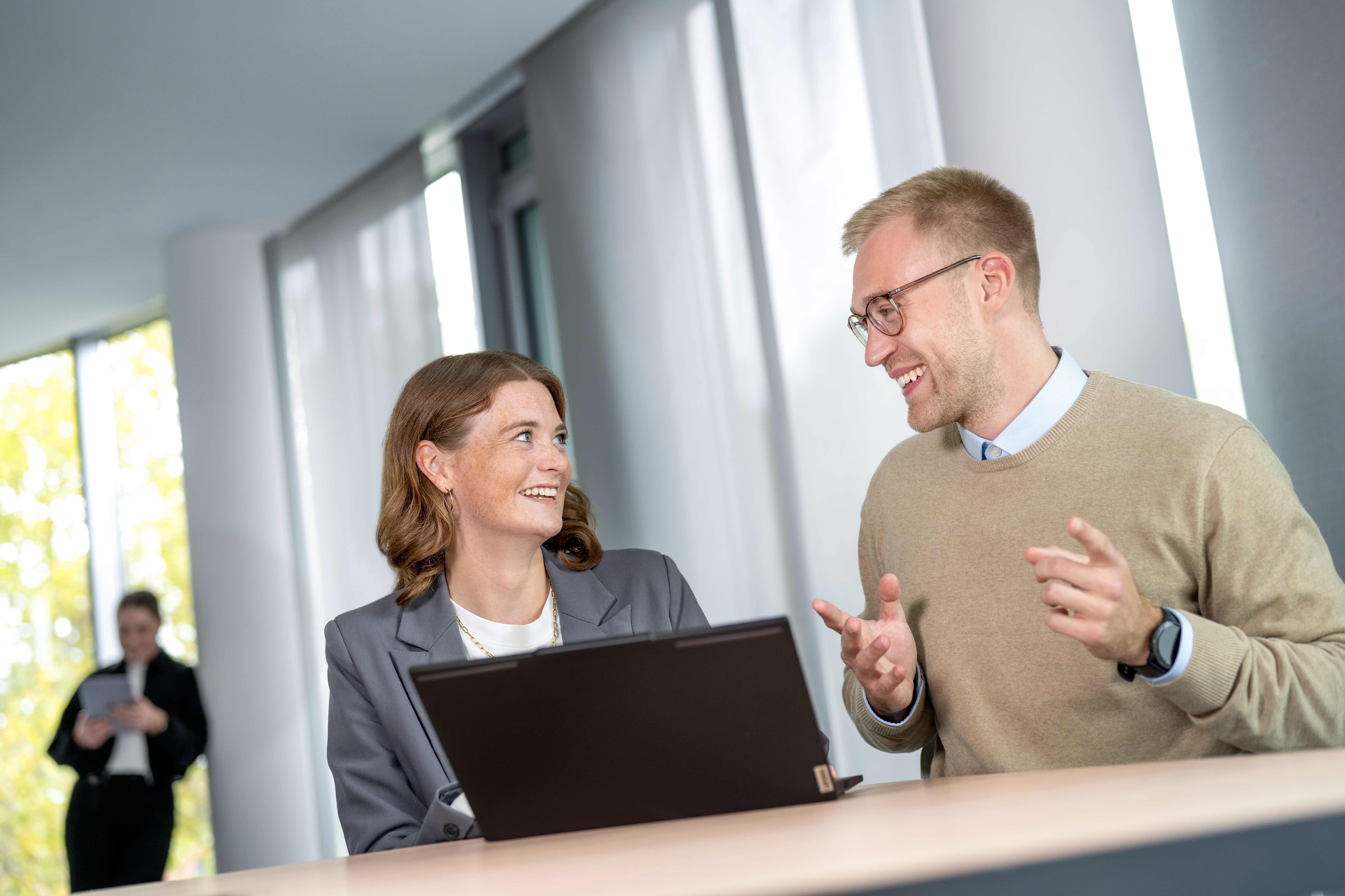 Ein Mann und eine Frau, die reden und lachen