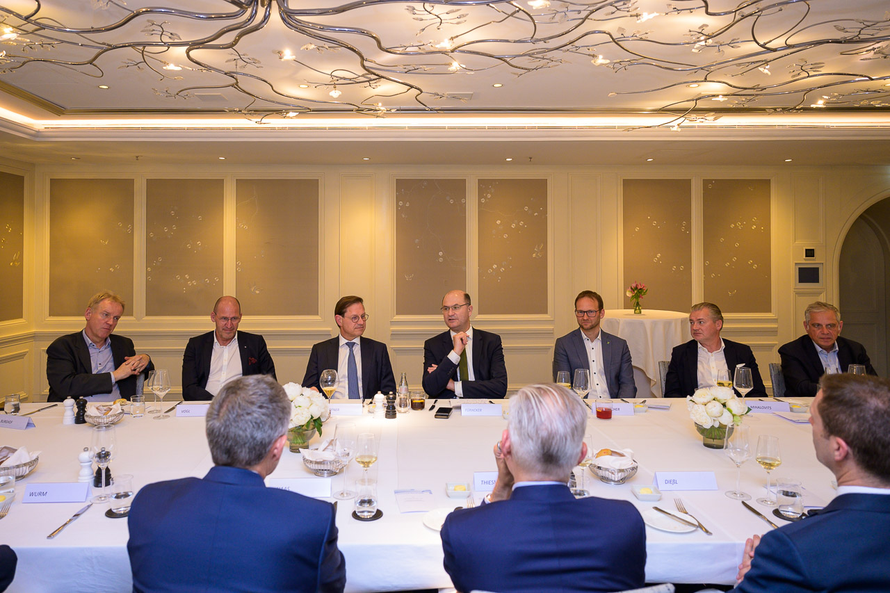 Eine Gruppe von Männern sitzt an einem Tisch