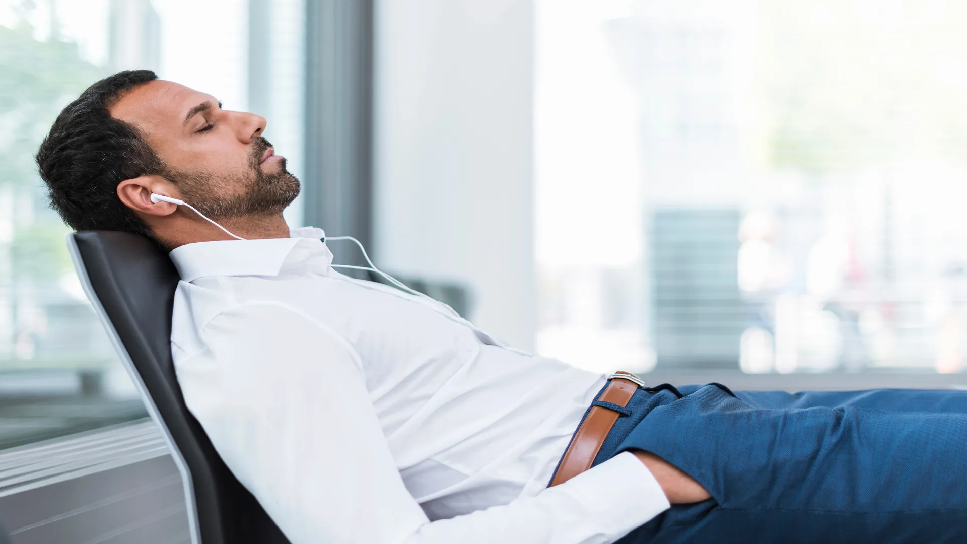 campus_Stressmanagement_FullHD_1920x1080 ein Mann, der mit geschlossenen Augen liegt