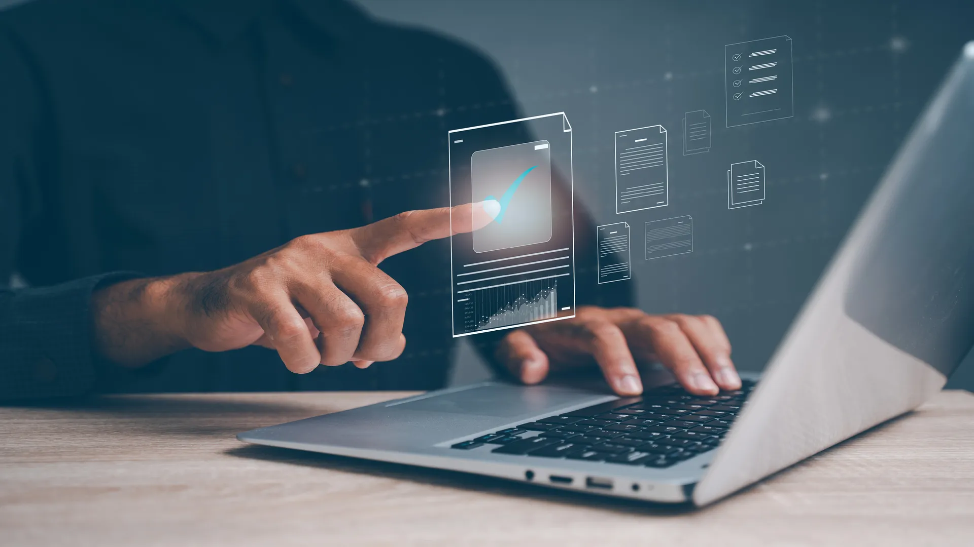 eine Person, die einen Laptop benutzt eine Person, die einen Laptop benutzt