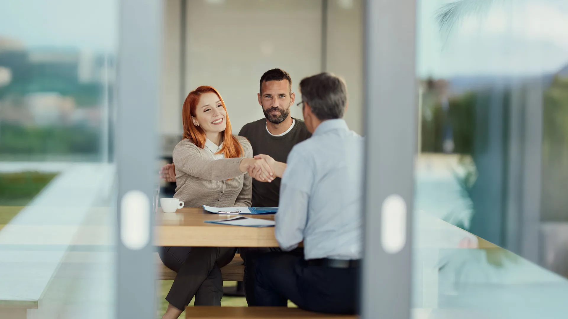 drei Menschen in Verhandlungsposition