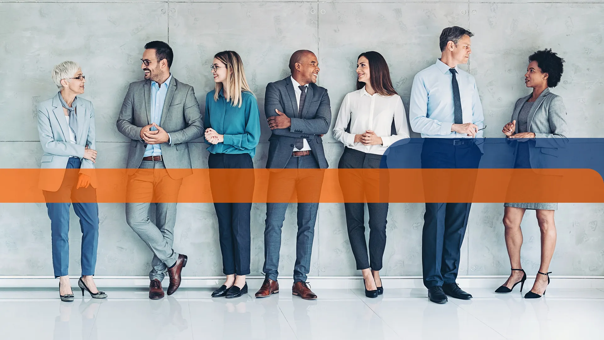 Eine Gruppe von Menschen, die in einer Reihe stehen