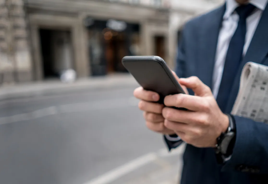 Presse zeb Ein Mann hält ein Telefon in der Hand