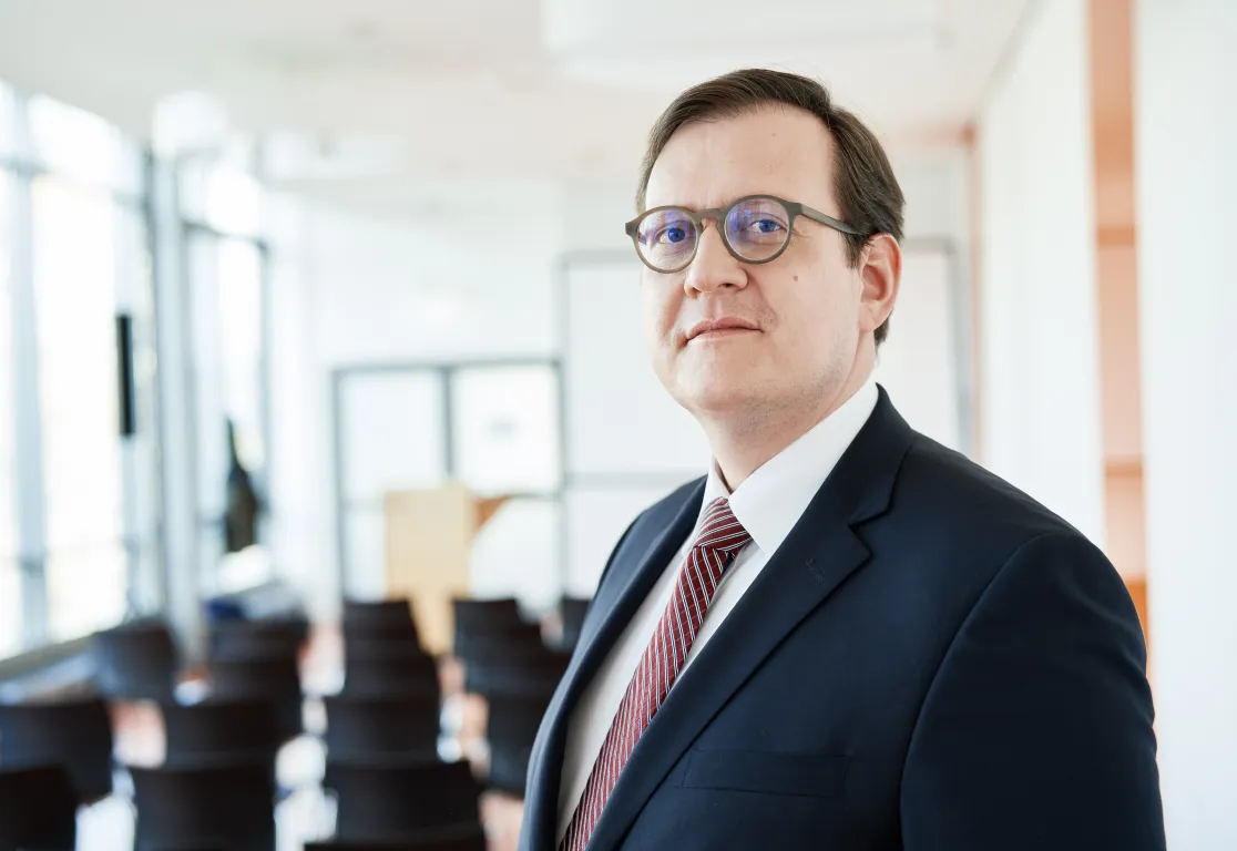 Ein Mann in Anzug und Krawatte