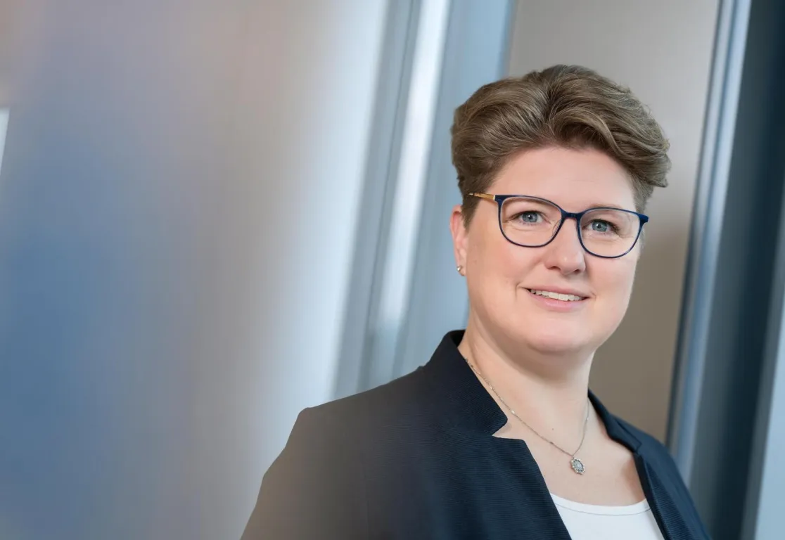 Eine Frau mit Brille und schwarzer Jacke