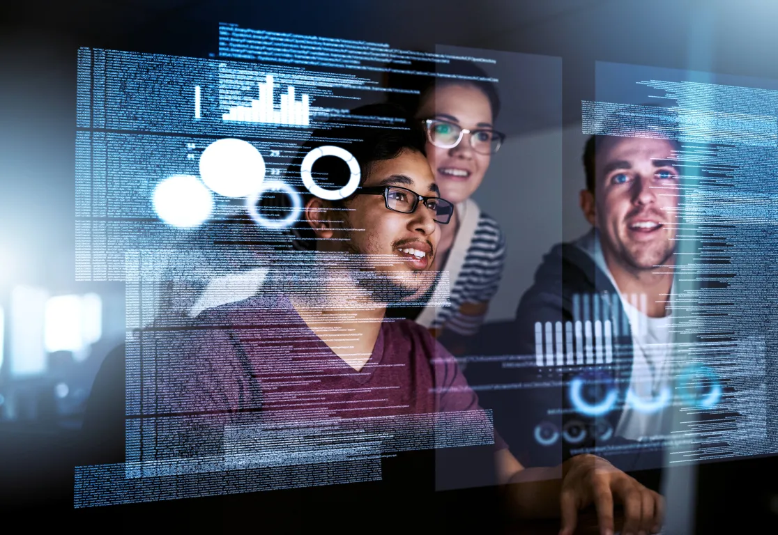 Drei Personen schauen sich virtuelle Daten an Drei Personen schauen sich virtuelle Daten an