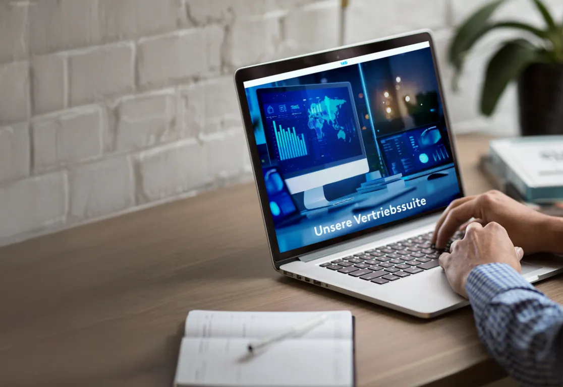 Eine Person, die einen Laptop benutzt