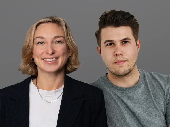 Ein Mann und eine Frau posieren für ein Foto