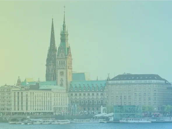Eine Stadt mit einem Gewässer