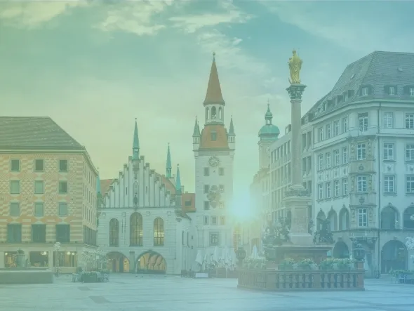 ein Stadtplatz mit Gebäuden und einem Brunnen