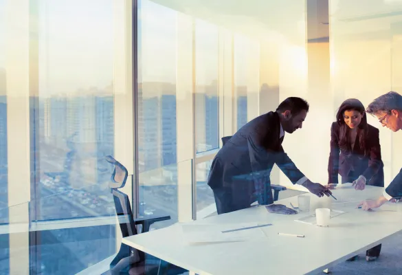 Ein Mann und eine Frau, die an einem Tisch stehen