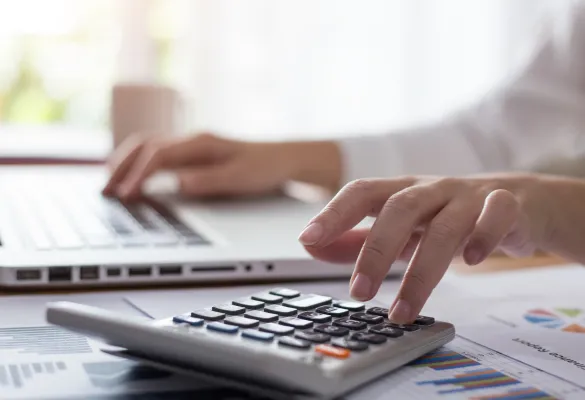 Eine Person, die einen Taschenrechner benutzt